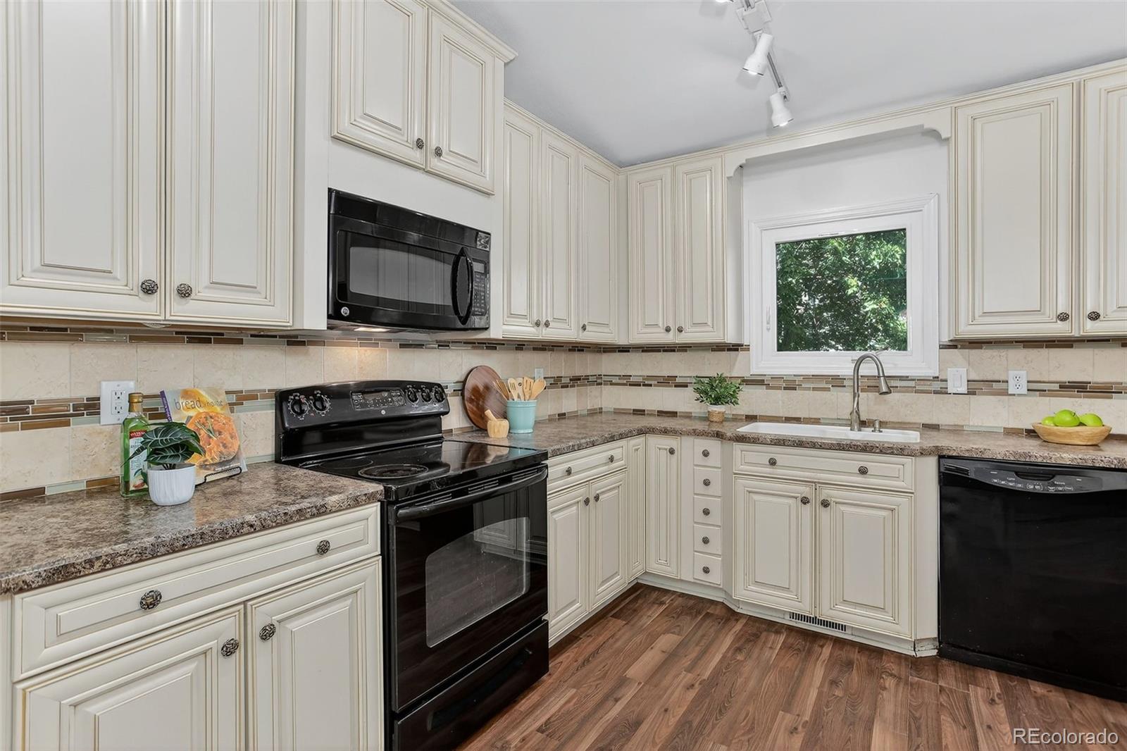 Longmont, Colorado, 80503, United States, 3 Bedrooms Bedrooms, ,1 BathroomBathrooms,Residential,For Sale,1958059