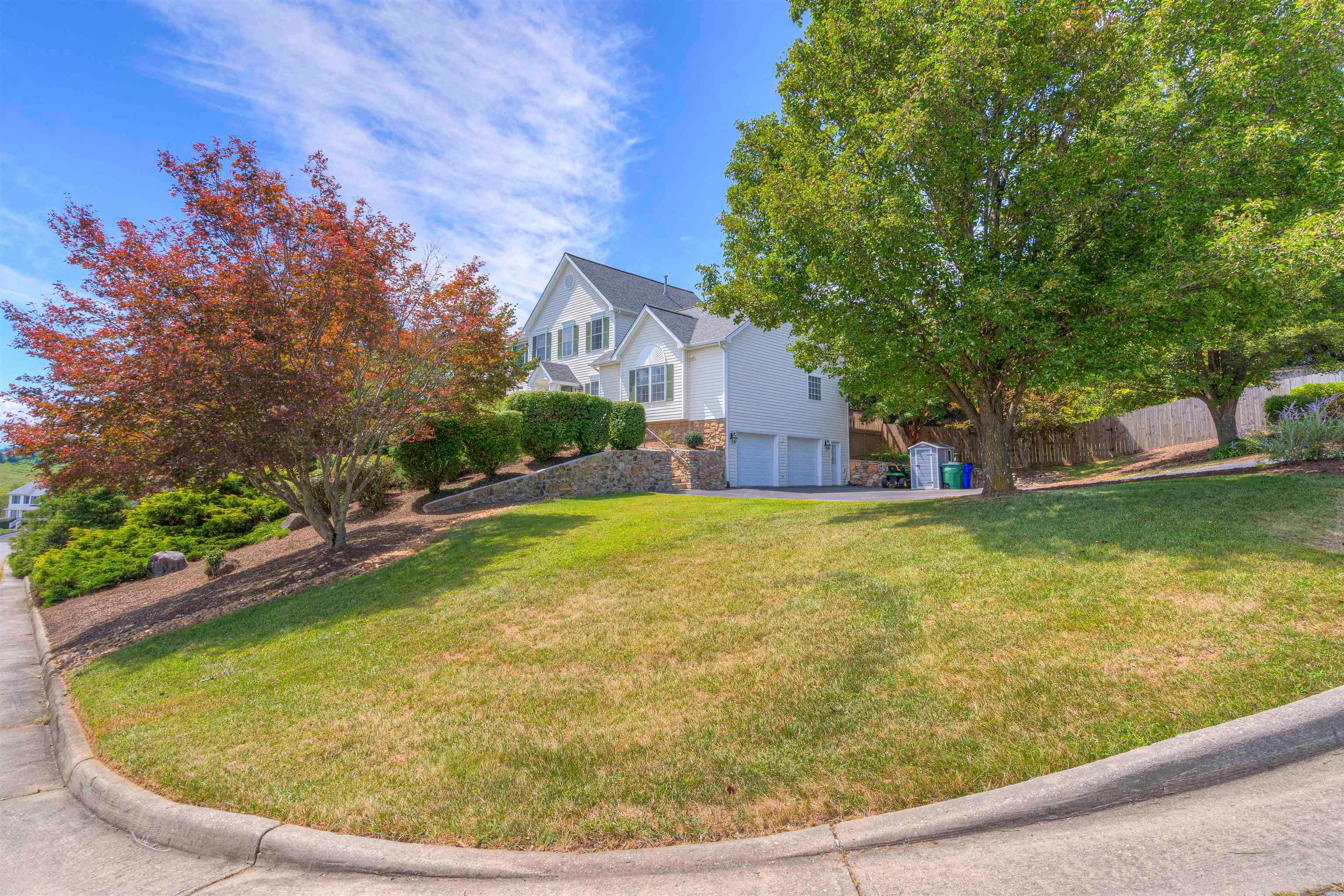 Christiansburg, Virginia, 24073, United States, 4 Bedrooms Bedrooms, ,4 BathroomsBathrooms,Residential,For Sale,1940345