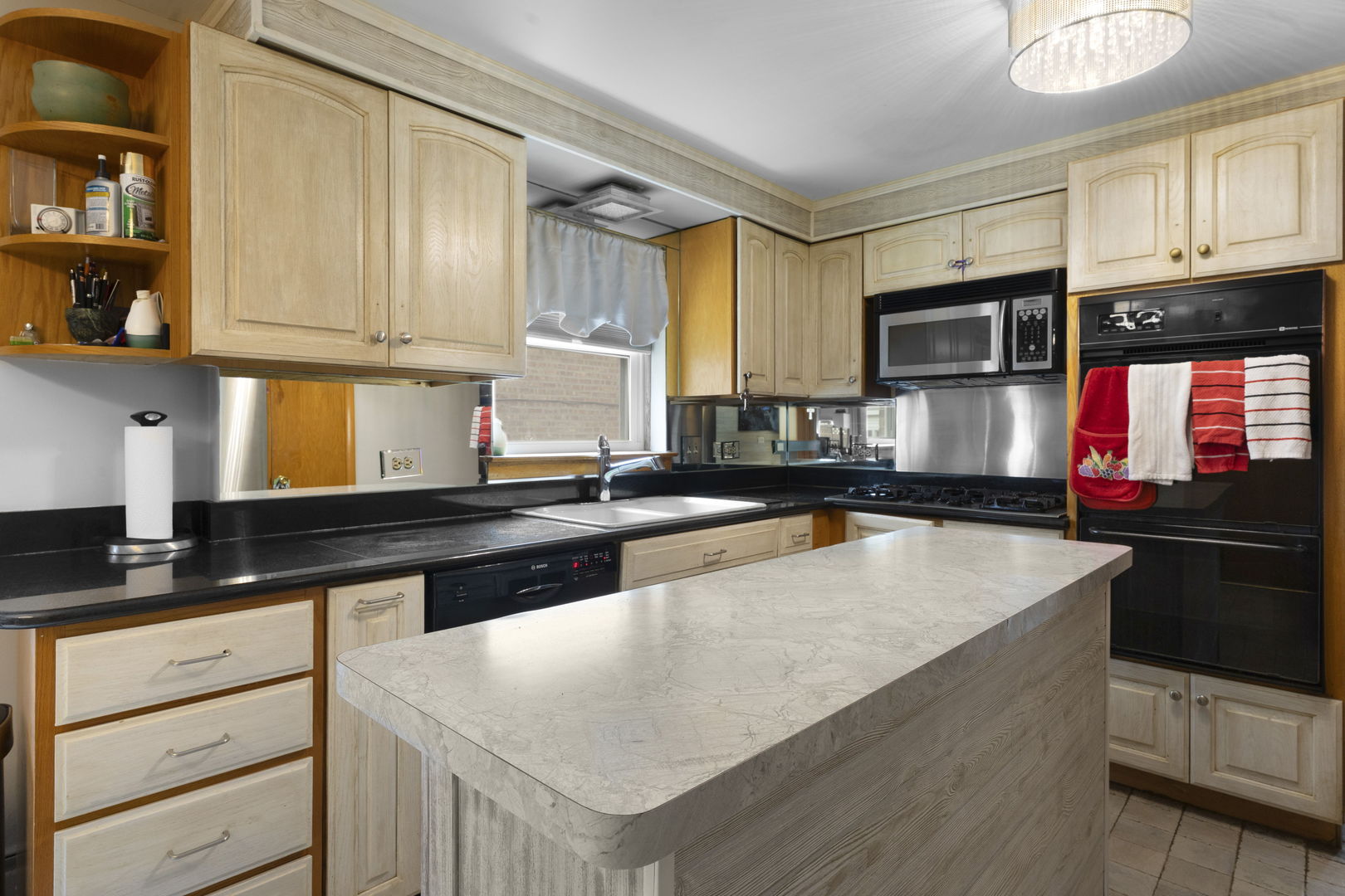 Berwyn, Illinois, 60402, United States, 6 Bedrooms Bedrooms, ,Residential,For Sale,1903495