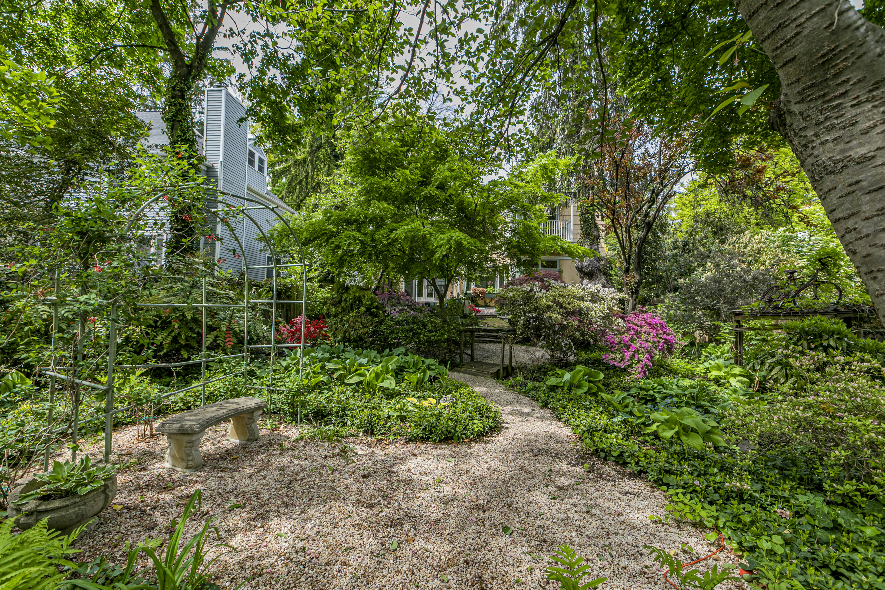 Storybook Princeton Home With Garden, Ponds, Parking, and In-town Location - 物件實景