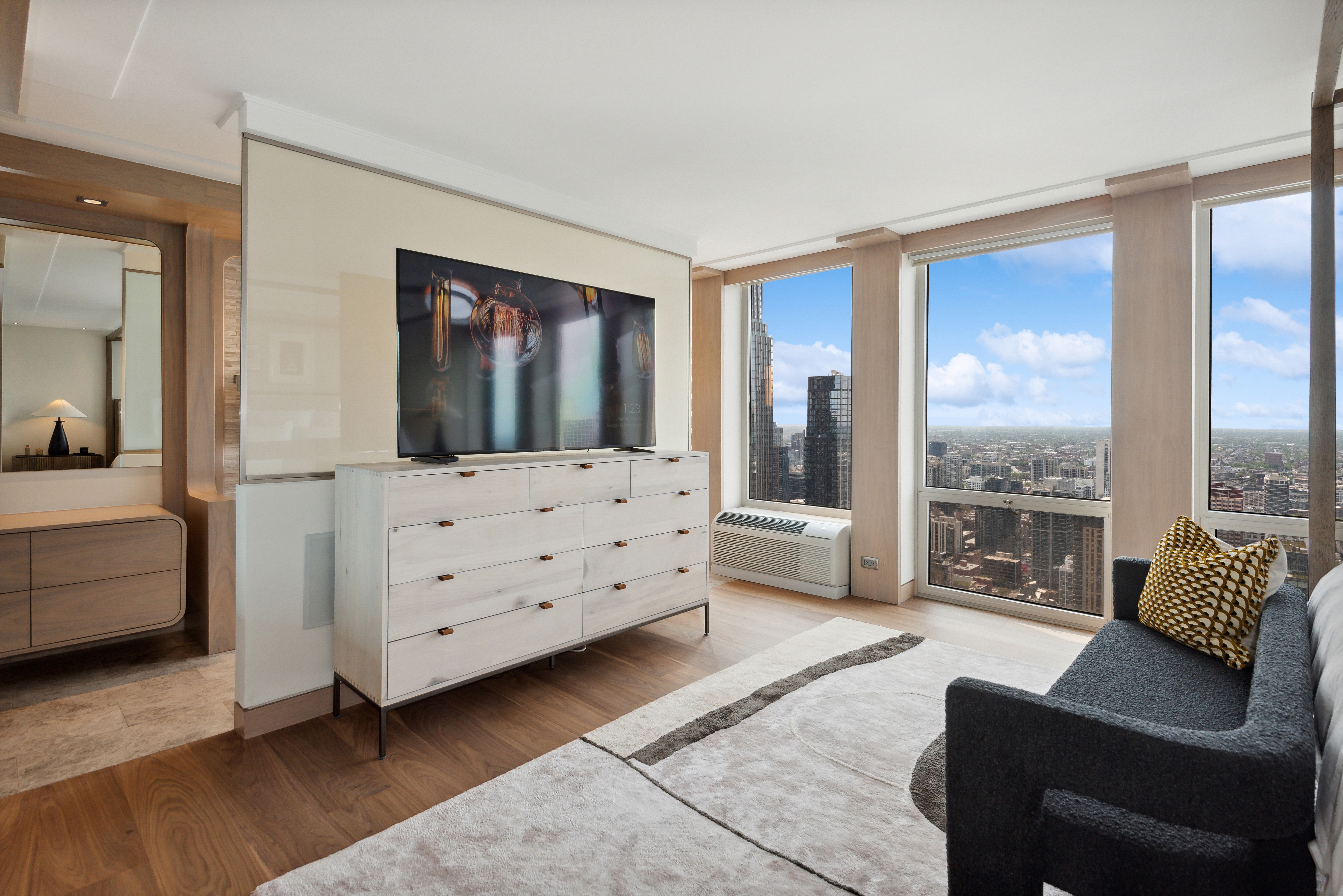  Absolutely Stunning, Penthouse Level Furnished Condo - 物件實景