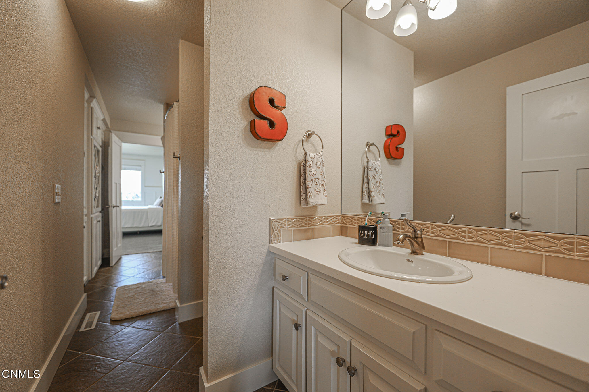 Bismarck, North Dakota, 58503, United States, 6 Bedrooms Bedrooms, ,5 BathroomsBathrooms,Residential,For Sale,1810584