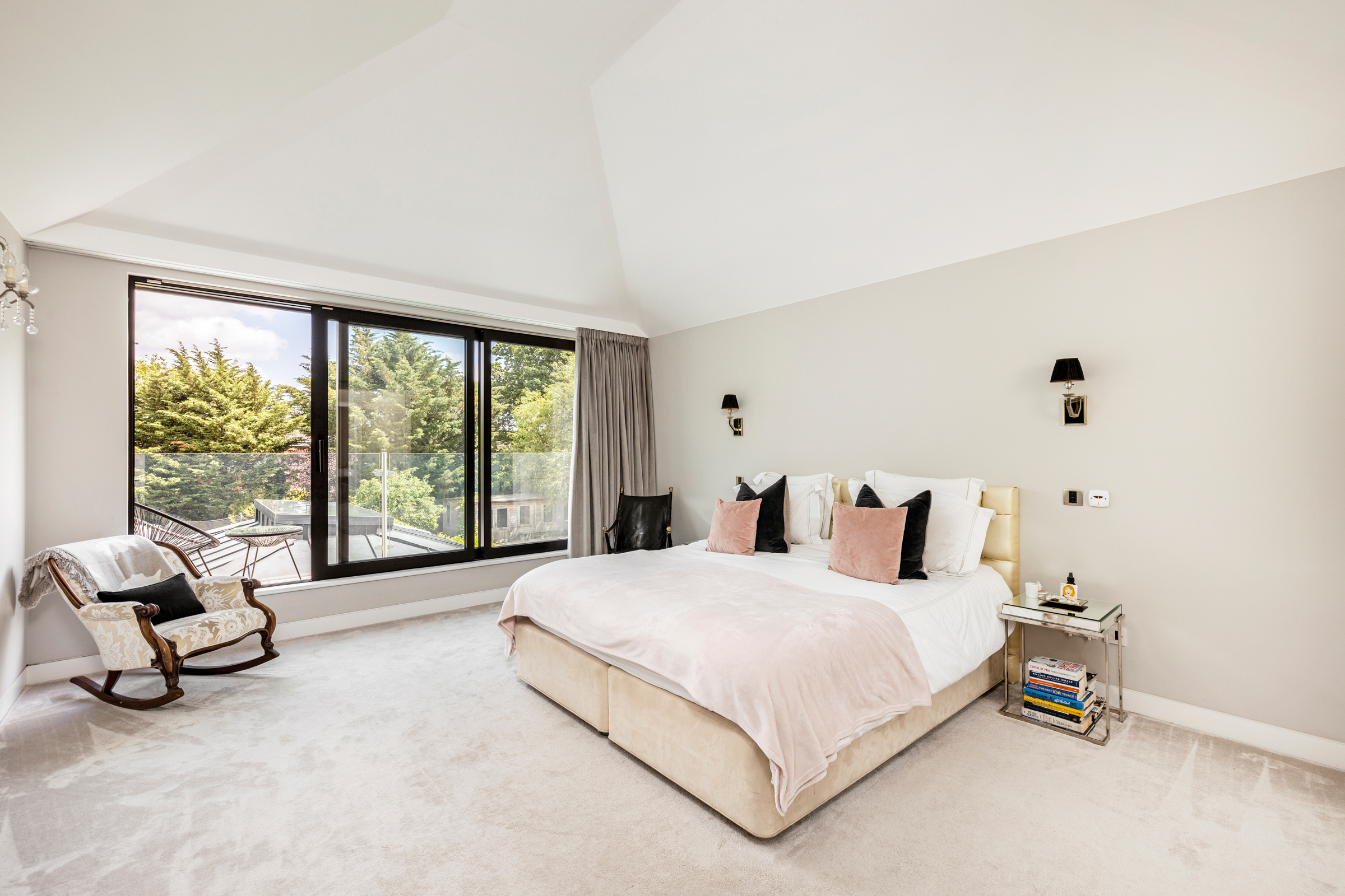  A seven-bedroom contemporary house built around a century-old olive tree - 物件實景