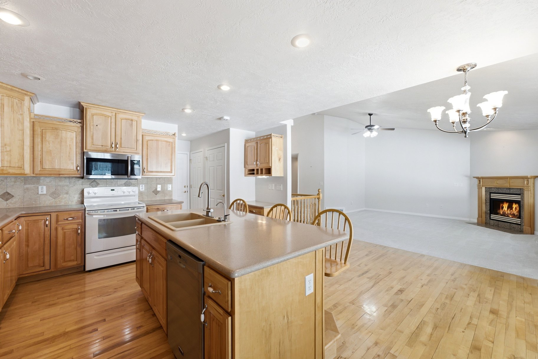  Rarely Available 55+ Home in The Vistas at Riverbend - 物件實景