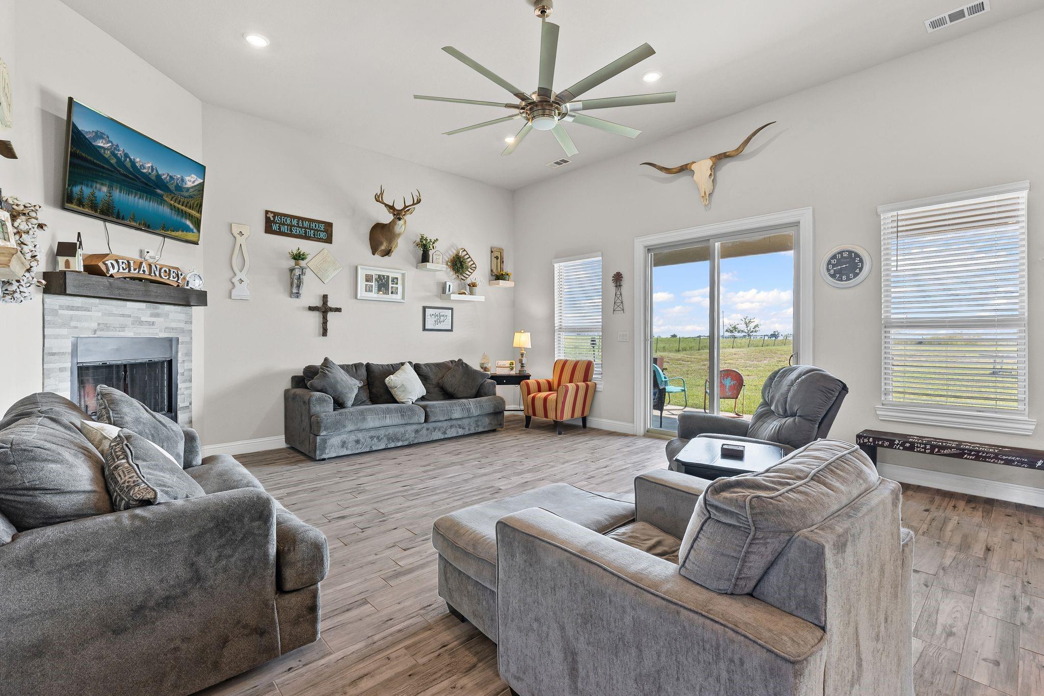 Leonard, Texas, 75452, United States, 4 Bedrooms Bedrooms, ,3 BathroomsBathrooms,Residential,For Sale,1980079