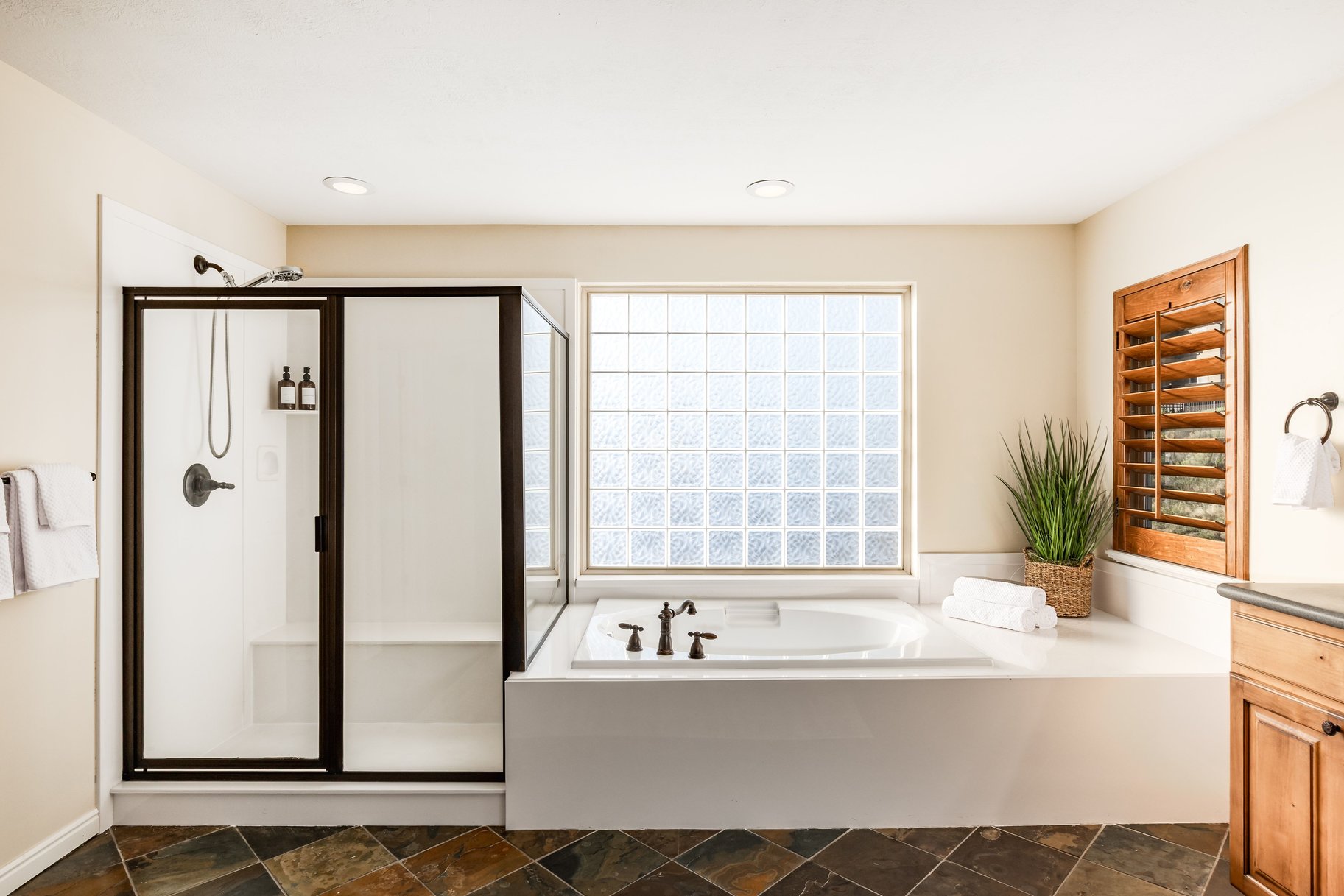  Nearly 7,000 Square Feet with a Stunning Backyard Water Feature - 物件實景
