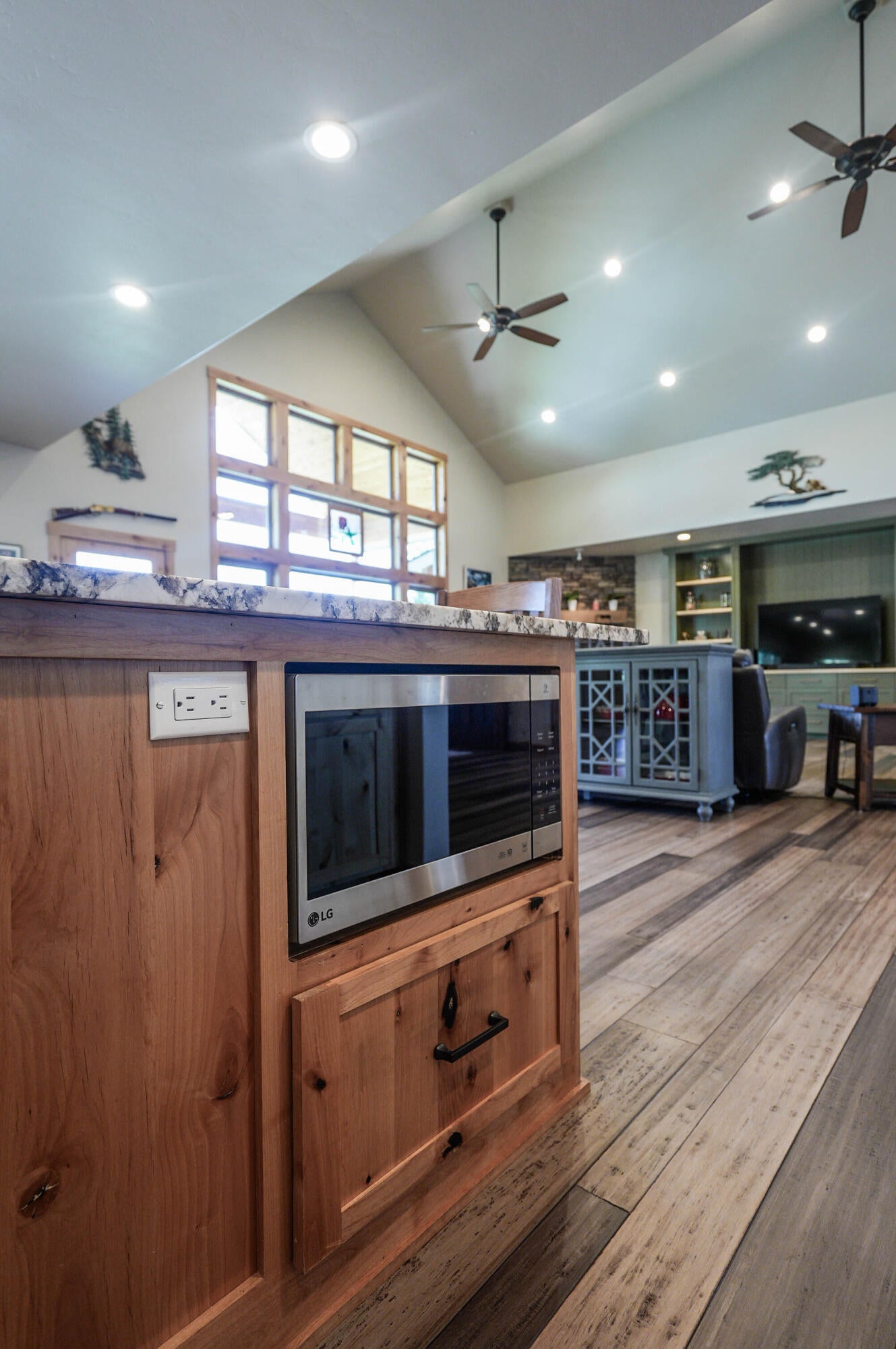 Klamath Falls, Oregon, 97601, United States, 3 Bedrooms Bedrooms, ,4 BathroomsBathrooms,Residential,For Sale,1940970