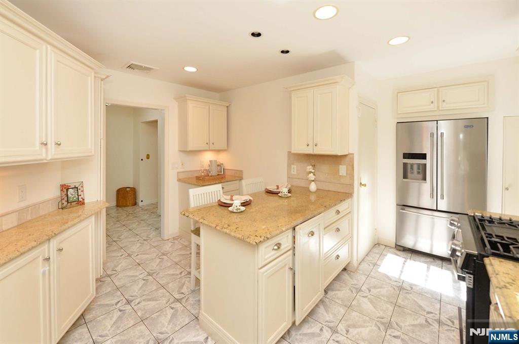 Oakland, New Jersey, 07436, United States, 3 Bedrooms Bedrooms, ,3 BathroomsBathrooms,Residential,For Sale,1934368