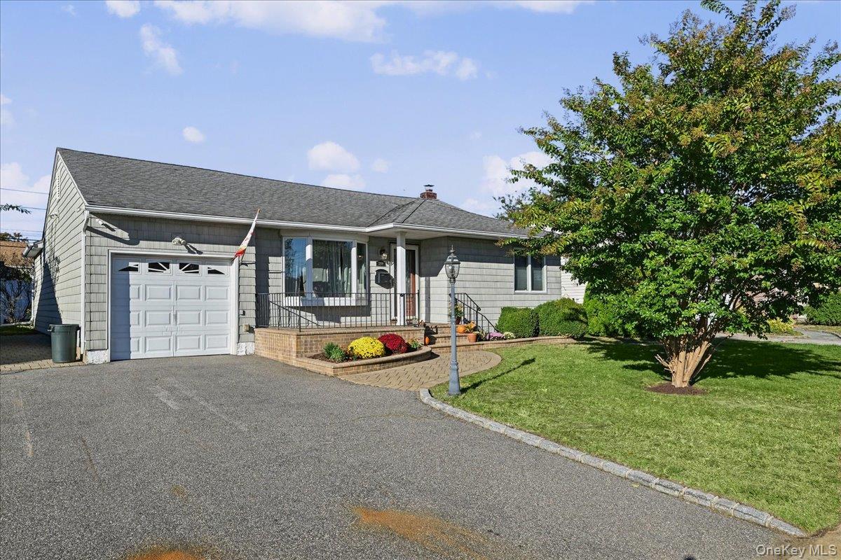 Mark Alan Dr, Wantagh, NY 11793