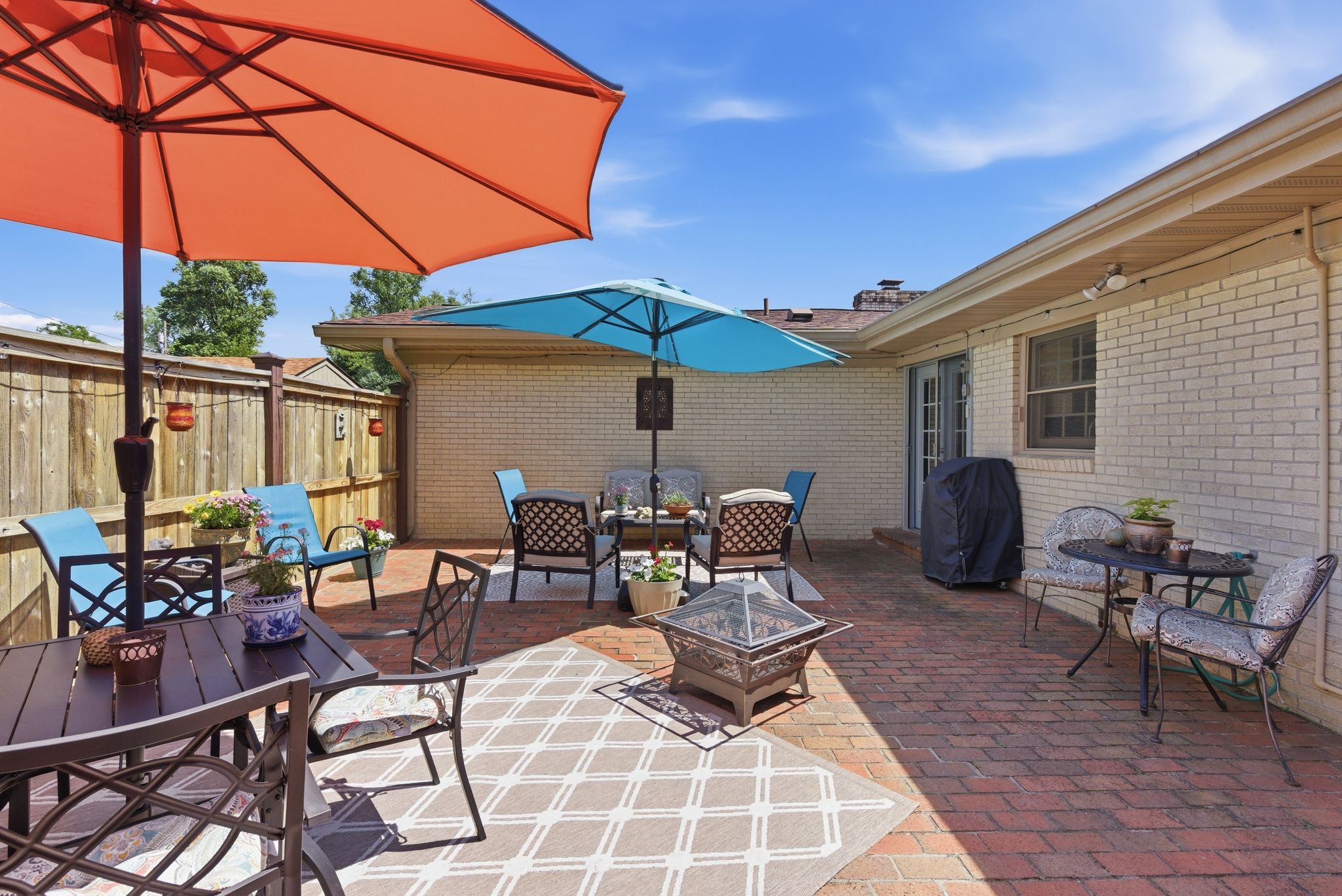  697 Cindy Blair Way - 物件實景