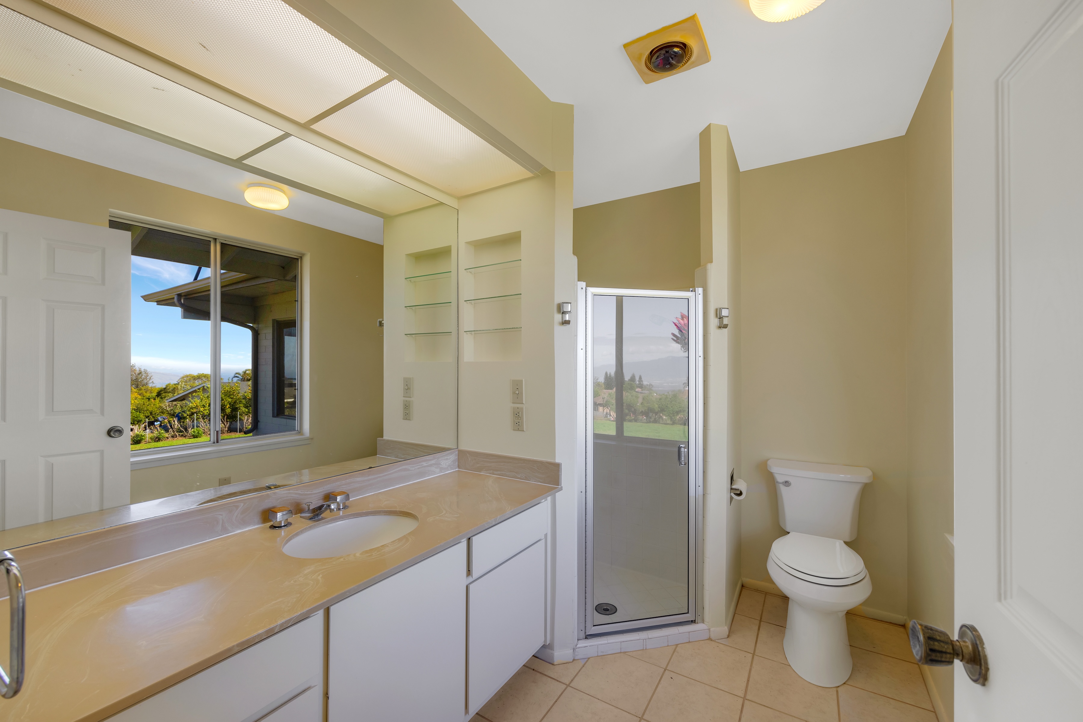  Views stretching  to the West Maui Mountains, ocean, and Haleakala - 物件實景