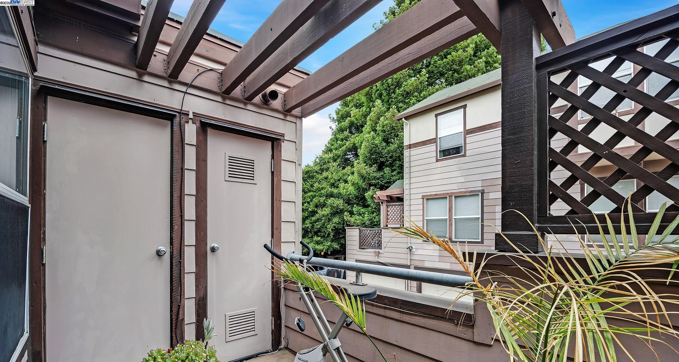 Emeryville, California, 94608, United States, 2 Bedrooms Bedrooms, ,1 BathroomBathrooms,Residential,For Sale,1907705
