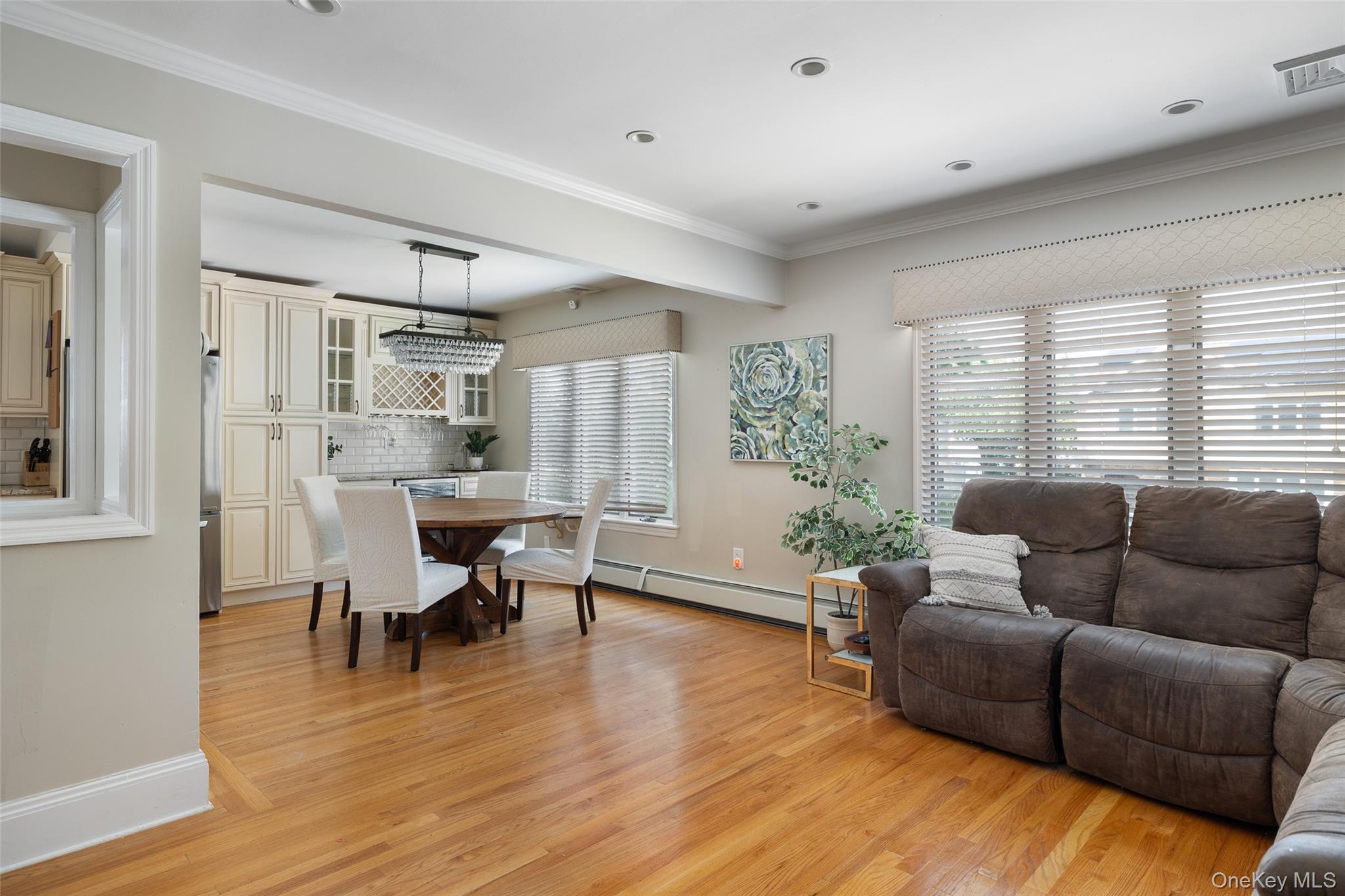 Babylon, New York, 11702, United States, 3 Bedrooms Bedrooms, ,2 BathroomsBathrooms,Residential,For Sale,1930395