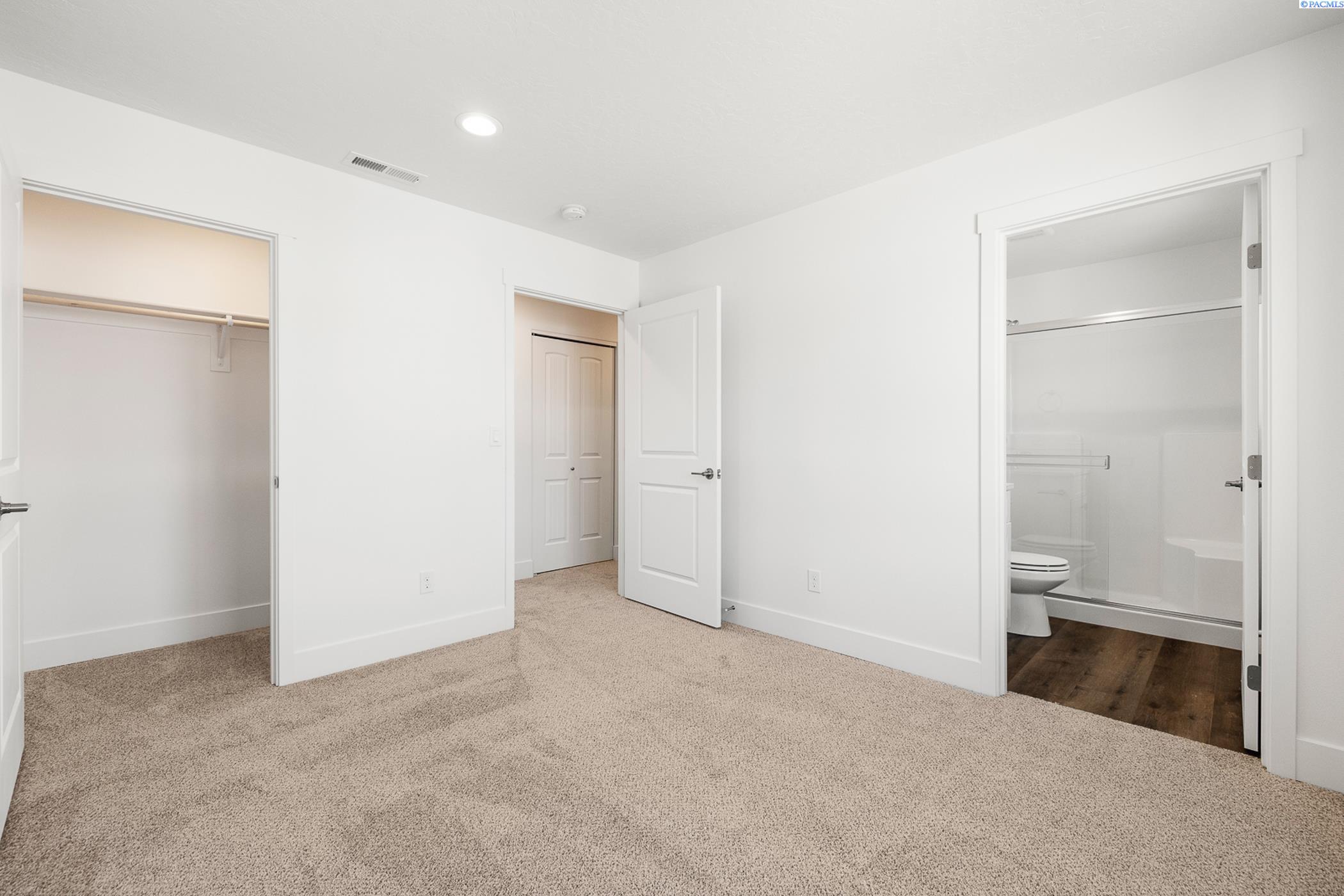Kennewick, Washington, 99337, United States, 6 Bedrooms Bedrooms, ,Residential,For Sale,1941578
