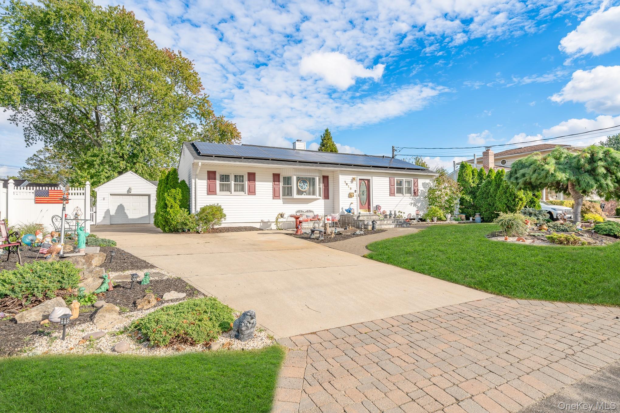 Bay Shore, New York, 11706, United States, 3 Bedrooms Bedrooms, ,1 BathroomBathrooms,Residential,For Sale,1980565