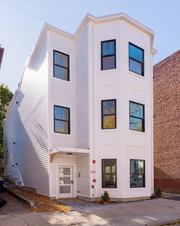 Boston, Massachusetts, 02128, United States, 2 Bedrooms Bedrooms, ,2 BathroomsBathrooms,Residential,For Sale,1940693