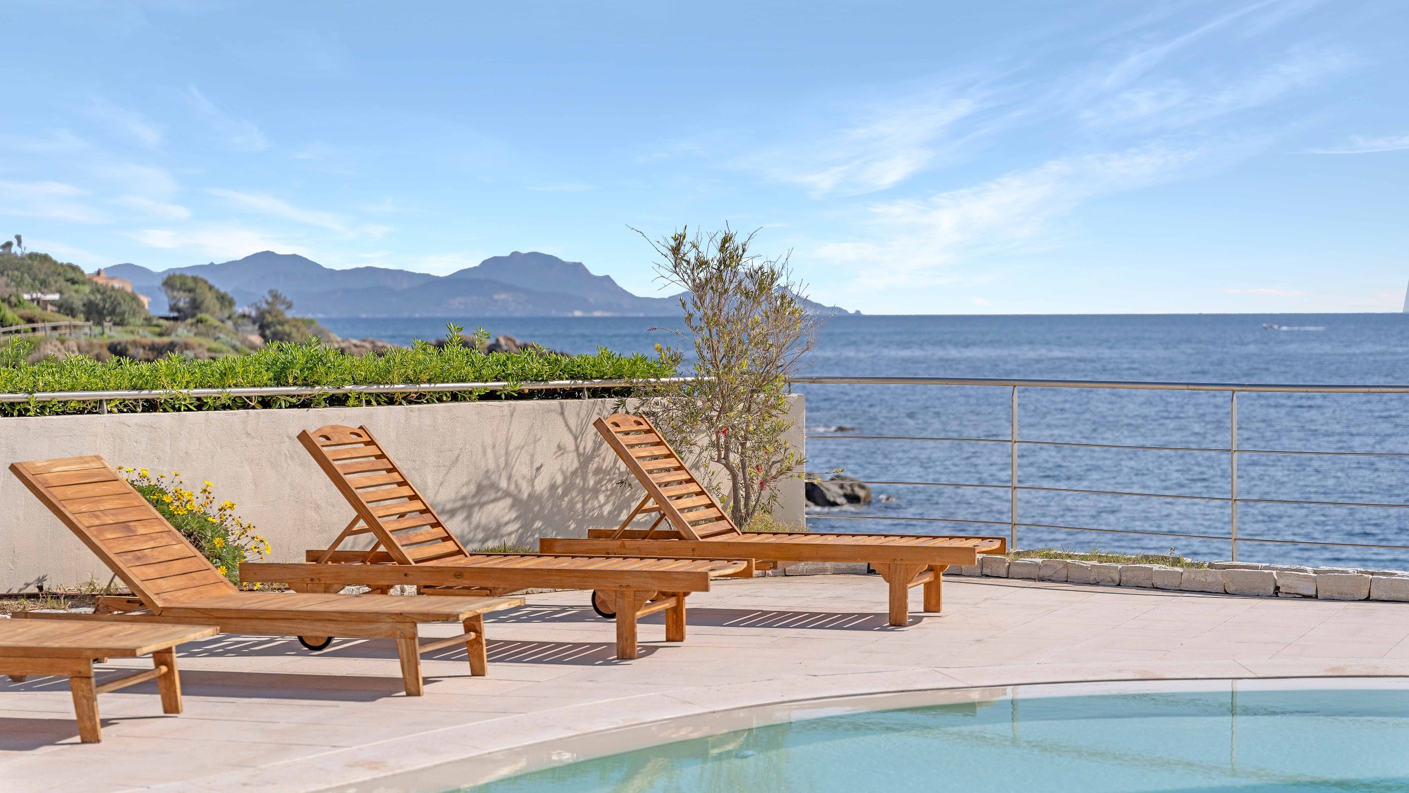  Les Issambres waterfront villa 290 sqm direct sea access 5 bedroom French Rivie… - 物件實景
