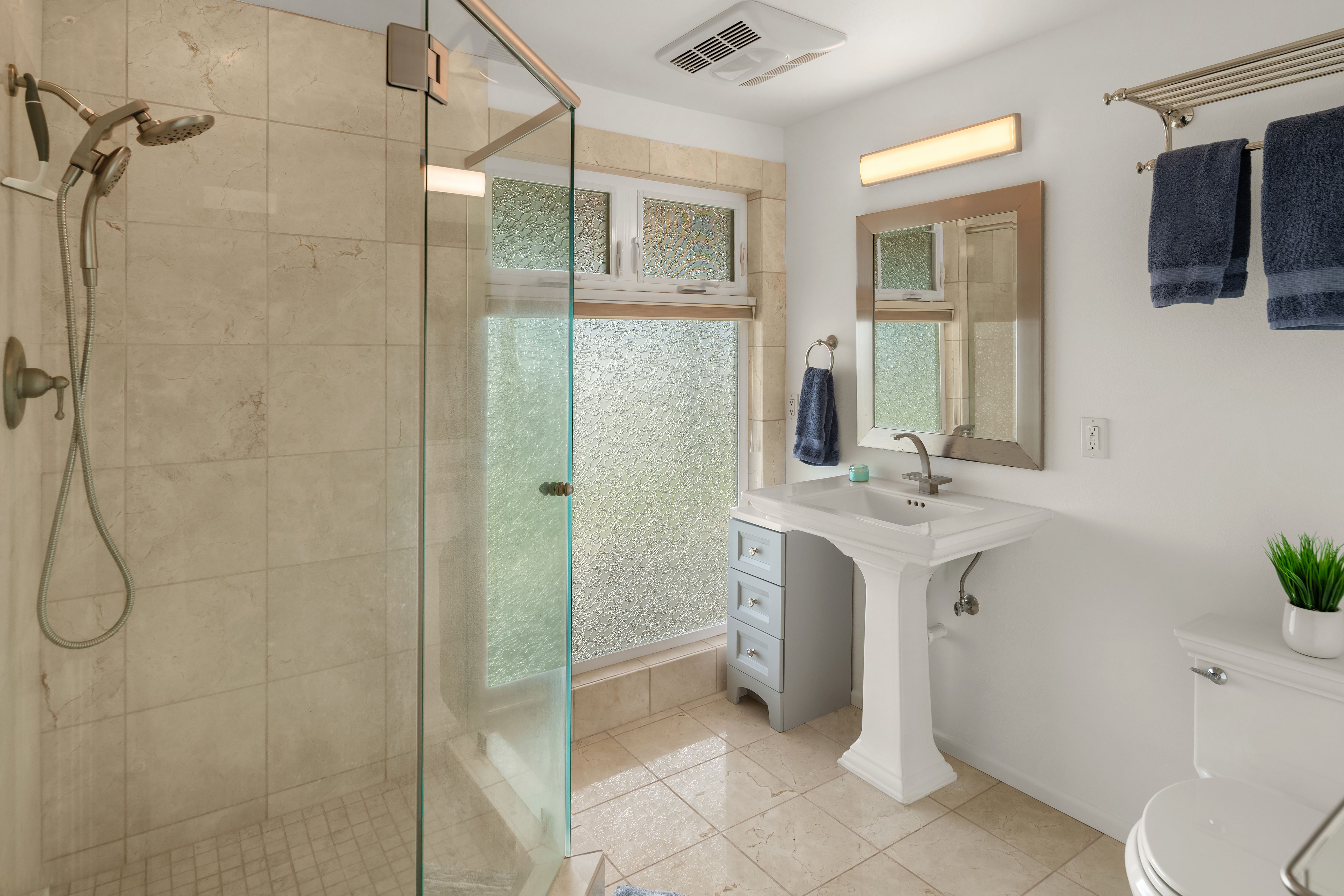  2106 Breezy Point Rd, Camano, WA 98282 - 物件實景