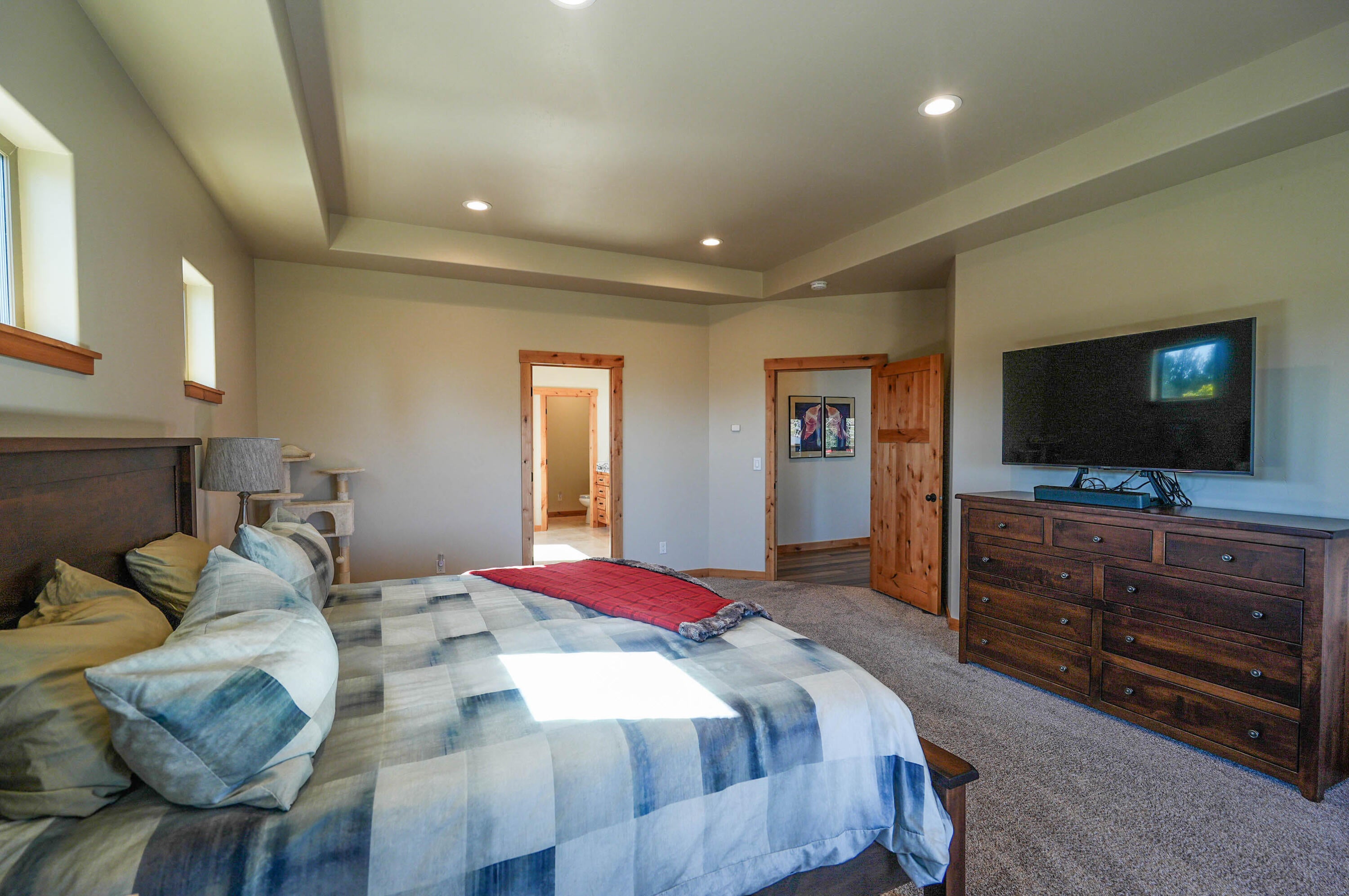Klamath Falls, Oregon, 97601, United States, 3 Bedrooms Bedrooms, ,4 BathroomsBathrooms,Residential,For Sale,1940970