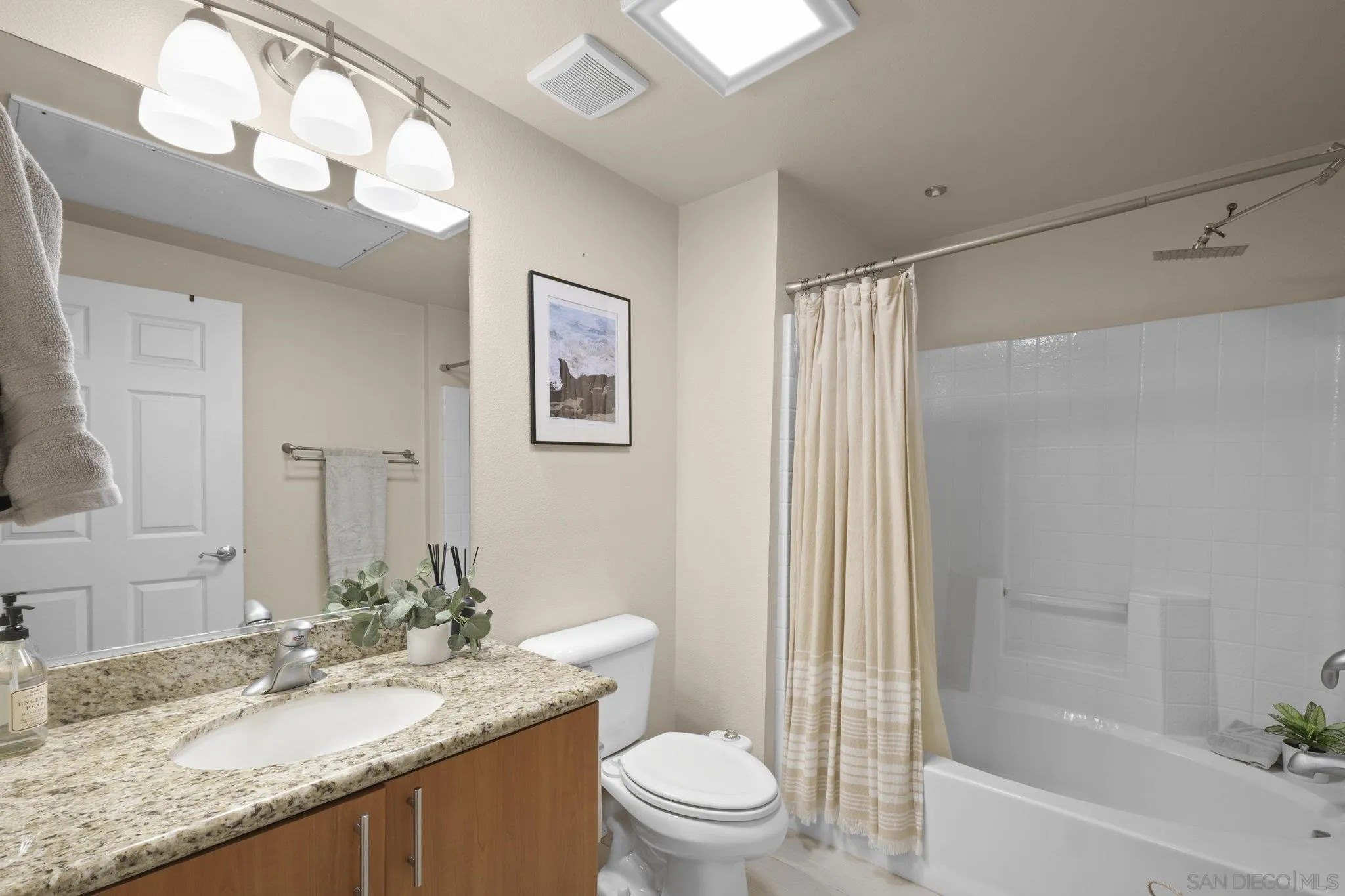 San Diego, California, 92101, United States, 1 Bedroom Bedrooms, ,1 BathroomBathrooms,Residential,For Sale,1951251