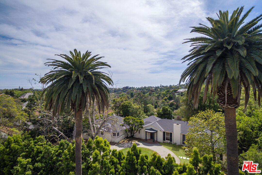 Los Angeles, California, 90049, United States, 2 Bedrooms Bedrooms, ,4 BathroomsBathrooms,Residential,For Sale,1779579