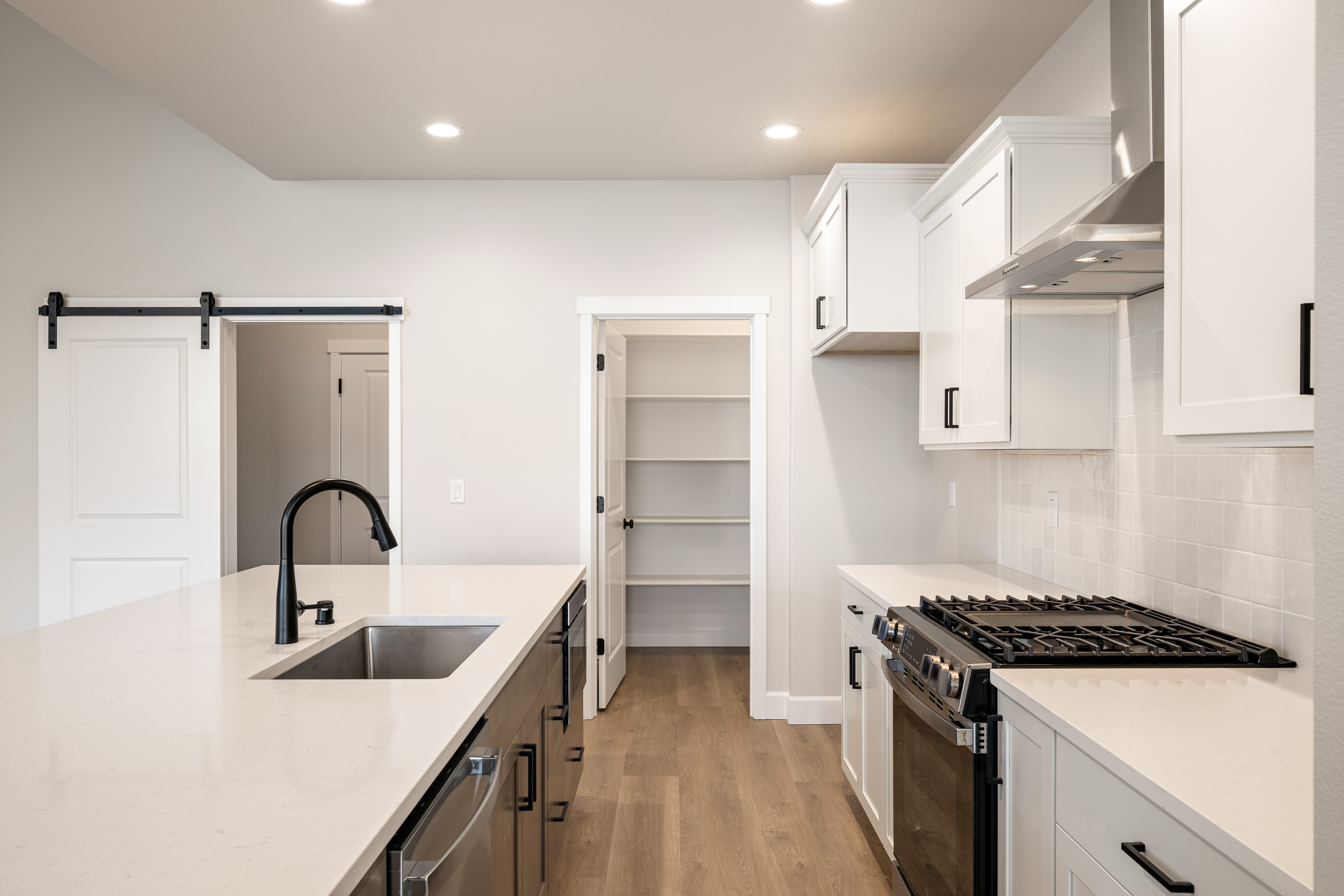  4 Beds, RV Garage & Large Pantry - 物件實景
