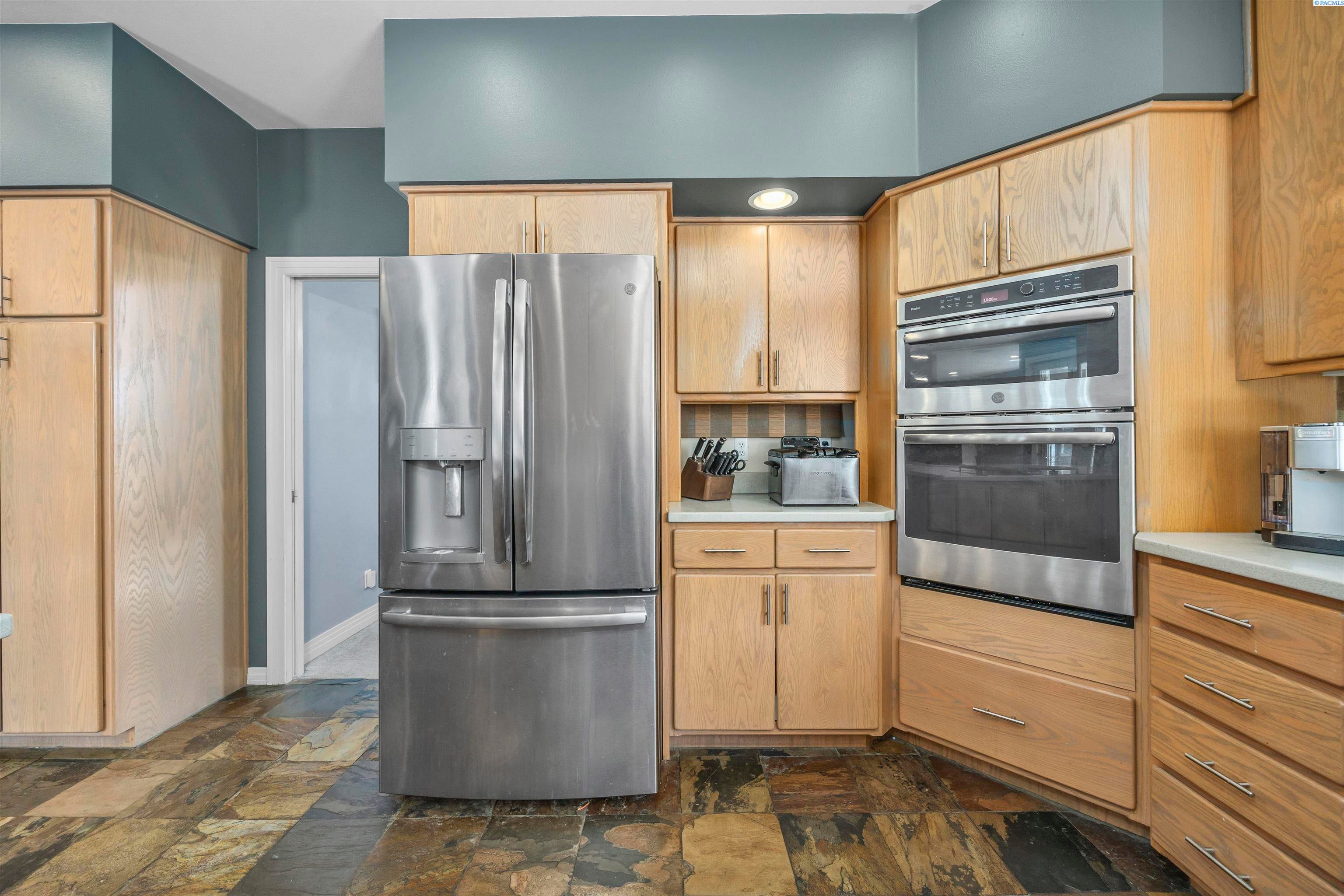 Kennewick, Washington, 99337, United States, 6 Bedrooms Bedrooms, ,4 BathroomsBathrooms,Residential,For Sale,1979182