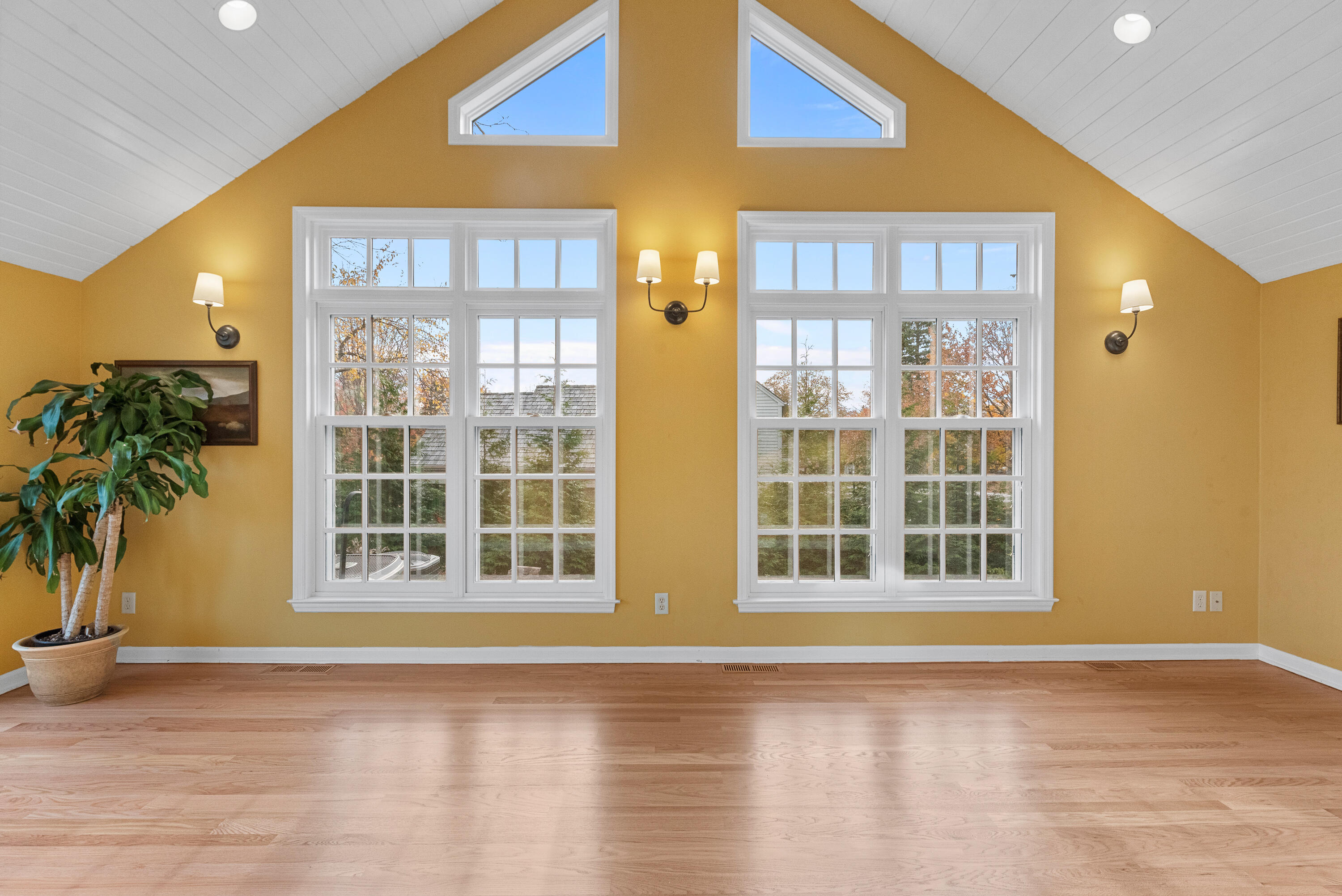 Mequon, Wisconsin, 53092, United States, 4 Bedrooms Bedrooms, ,3 BathroomsBathrooms,Residential,For Sale,1989588