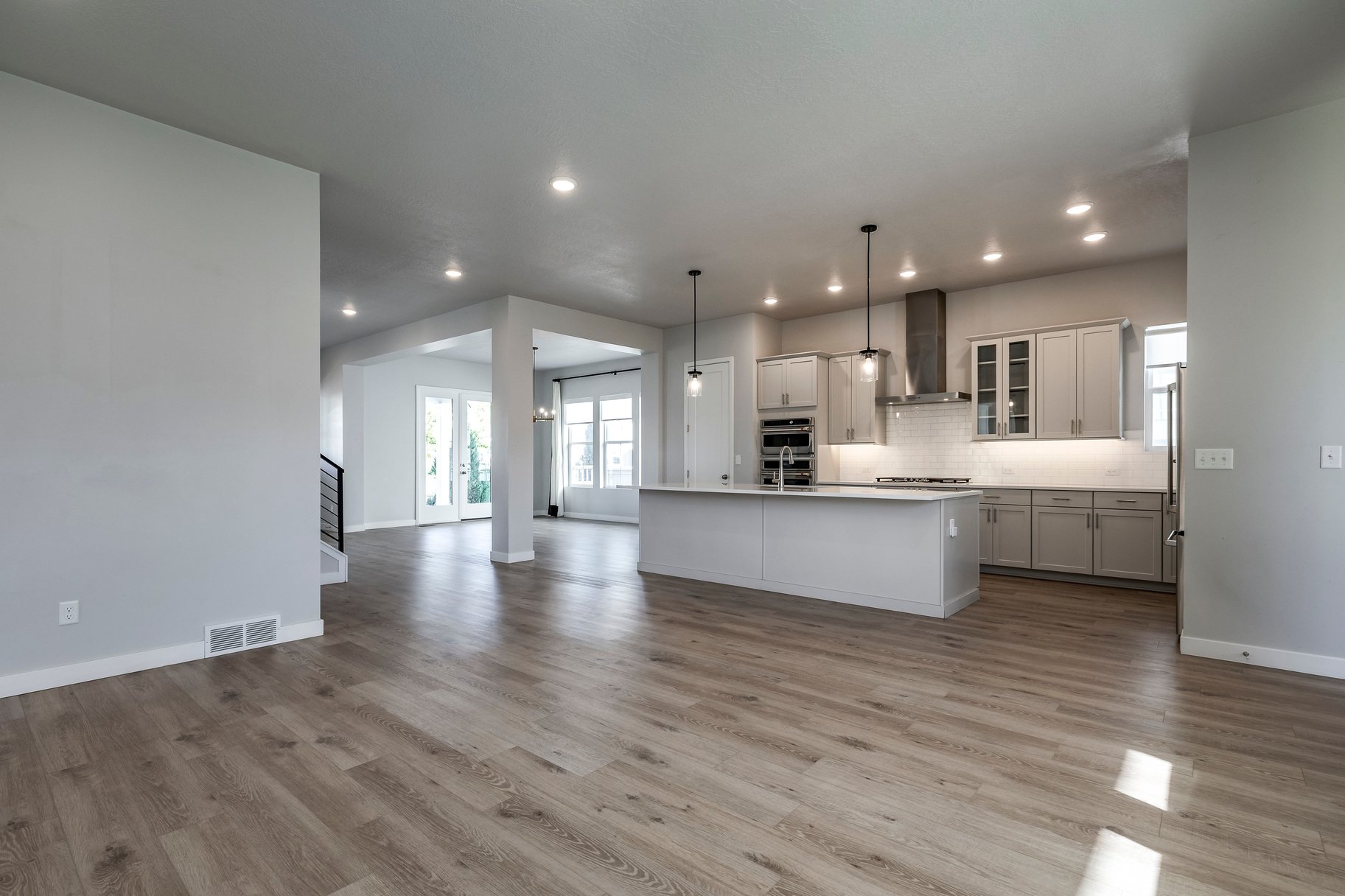  Beautiful Daybreak Home with Space, Style & a Private Backyard - 物件實景