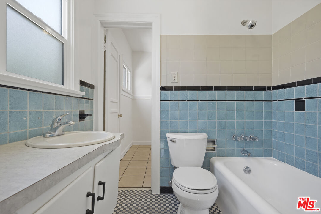 Los Angeles, California, 90036, United States, 3 Bedrooms Bedrooms, ,3 BathroomsBathrooms,Residential,For Sale,1896825