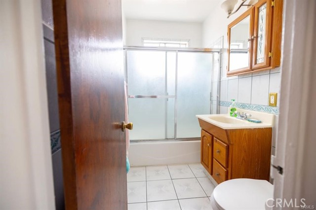 Huntington Park, California, 90255, United States, 4 Bedrooms Bedrooms, ,Residential,For Sale,1836286