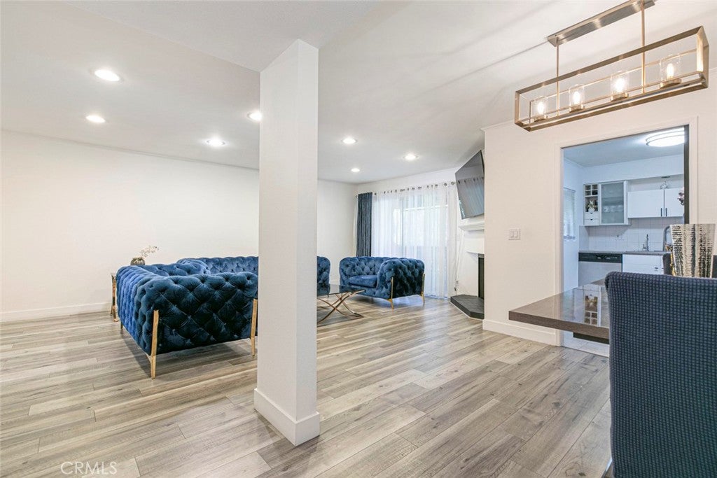 Van Nuys, California, 91411, United States, 2 Bedrooms Bedrooms, ,2 BathroomsBathrooms,Residential,For Sale,1954543