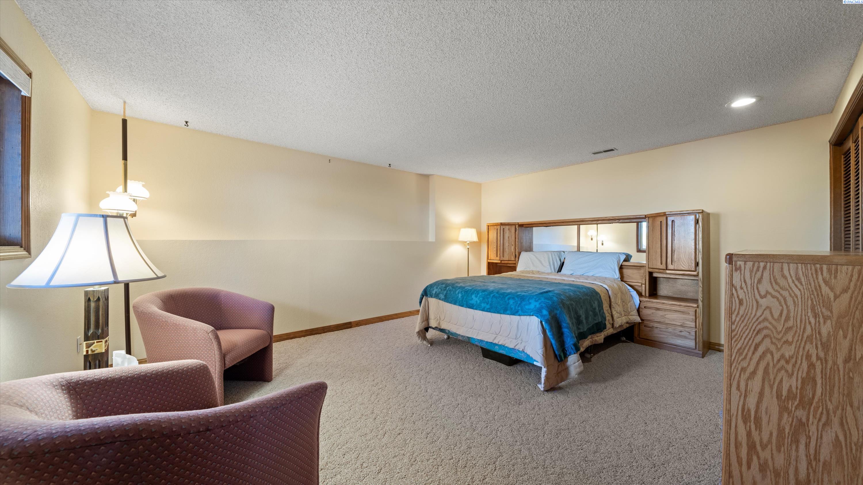 Richland, Washington, 99352, United States, 5 Bedrooms Bedrooms, ,1 BathroomBathrooms,Residential,For Sale,1991452