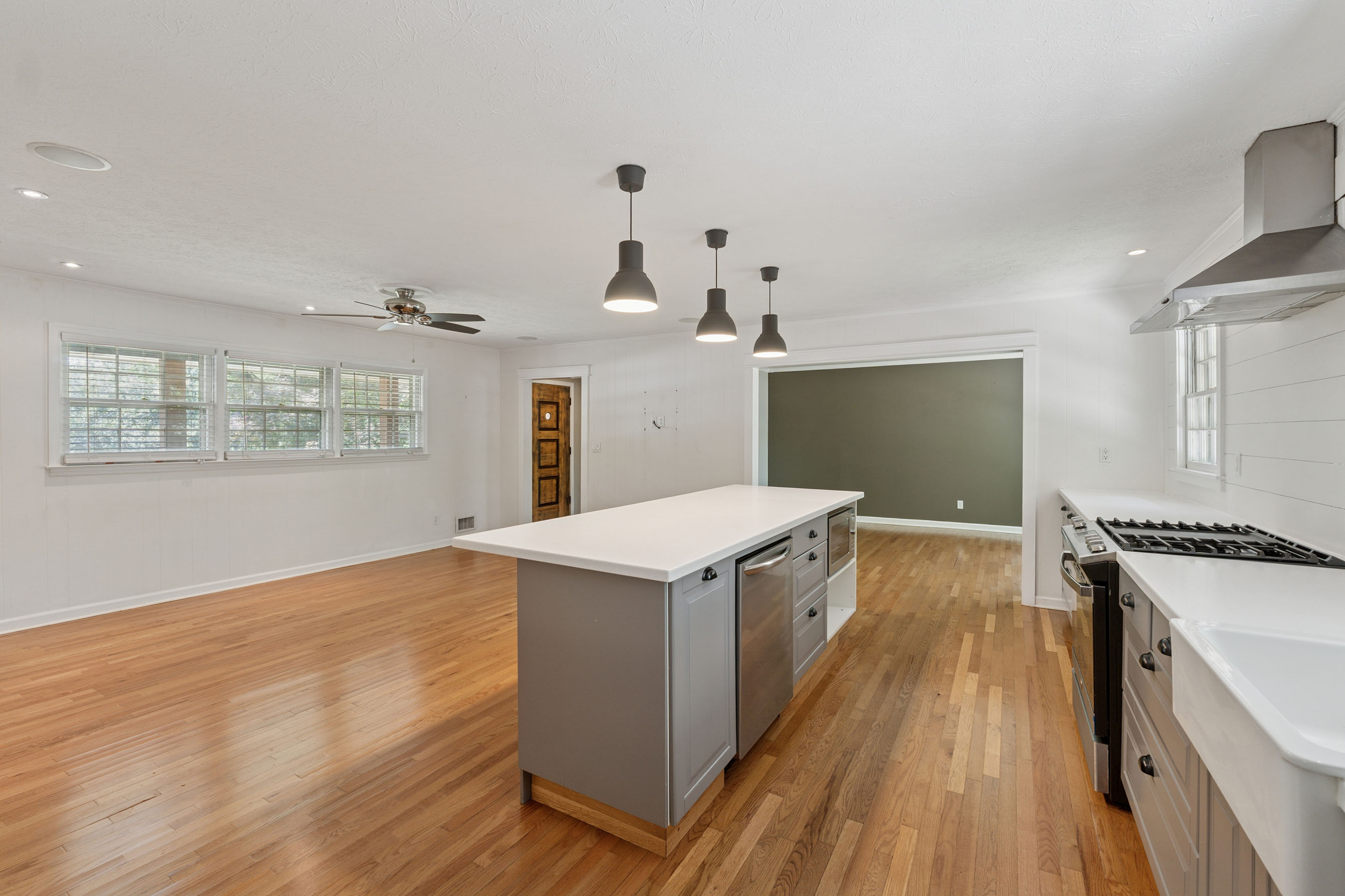  One of the Last Remaining Opportunities on Sought-After Meadow Drive in Downtown - 物件實景
