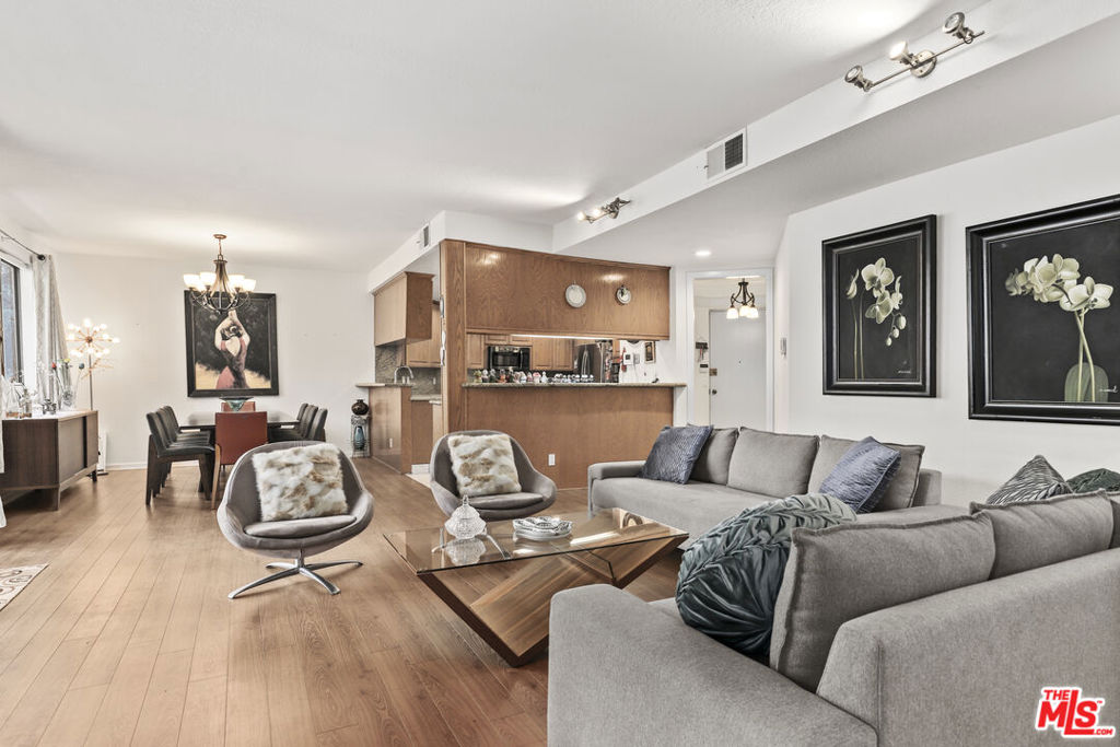 Sherman Oaks, California, 91423, United States, 2 Bedrooms Bedrooms, ,1 BathroomBathrooms,Residential,For Sale,1976281