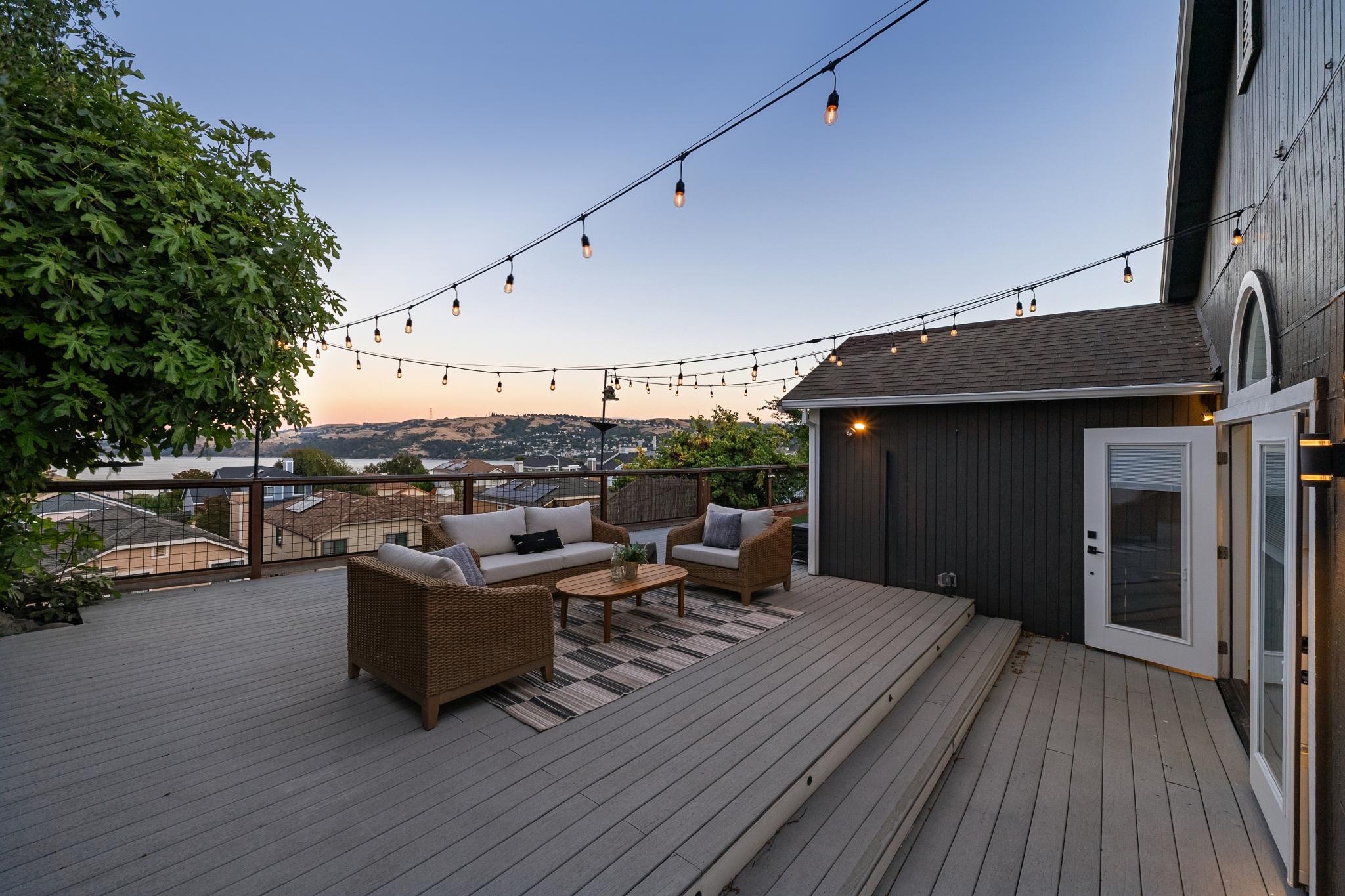  Beautifully Updated Home with Stunning Water Views - 物件實景