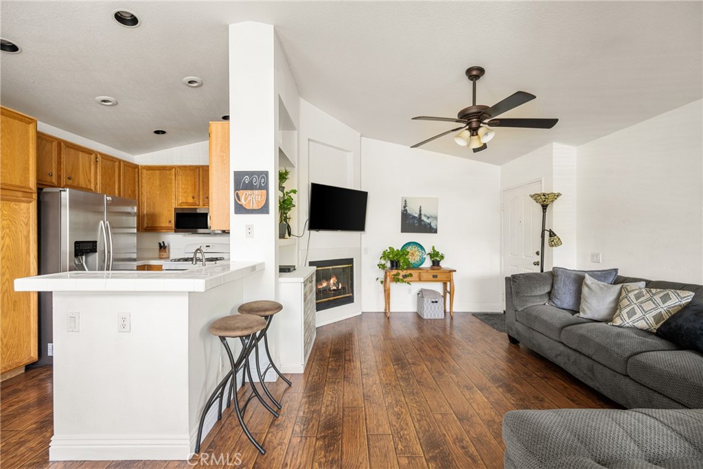 Lake Forest, California, 92610, United States, 2 Bedrooms Bedrooms, ,2 BathroomsBathrooms,Residential,For Sale,1846936