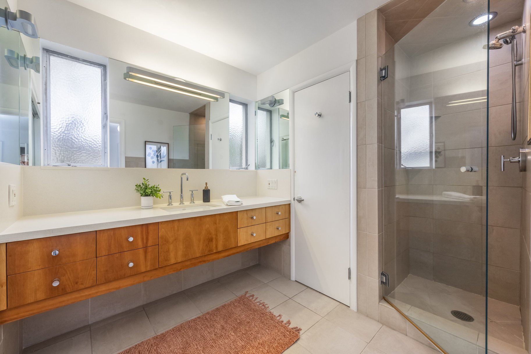  Elegant Contemporary Rambler in Sought After Neighborhood - 物件實景
