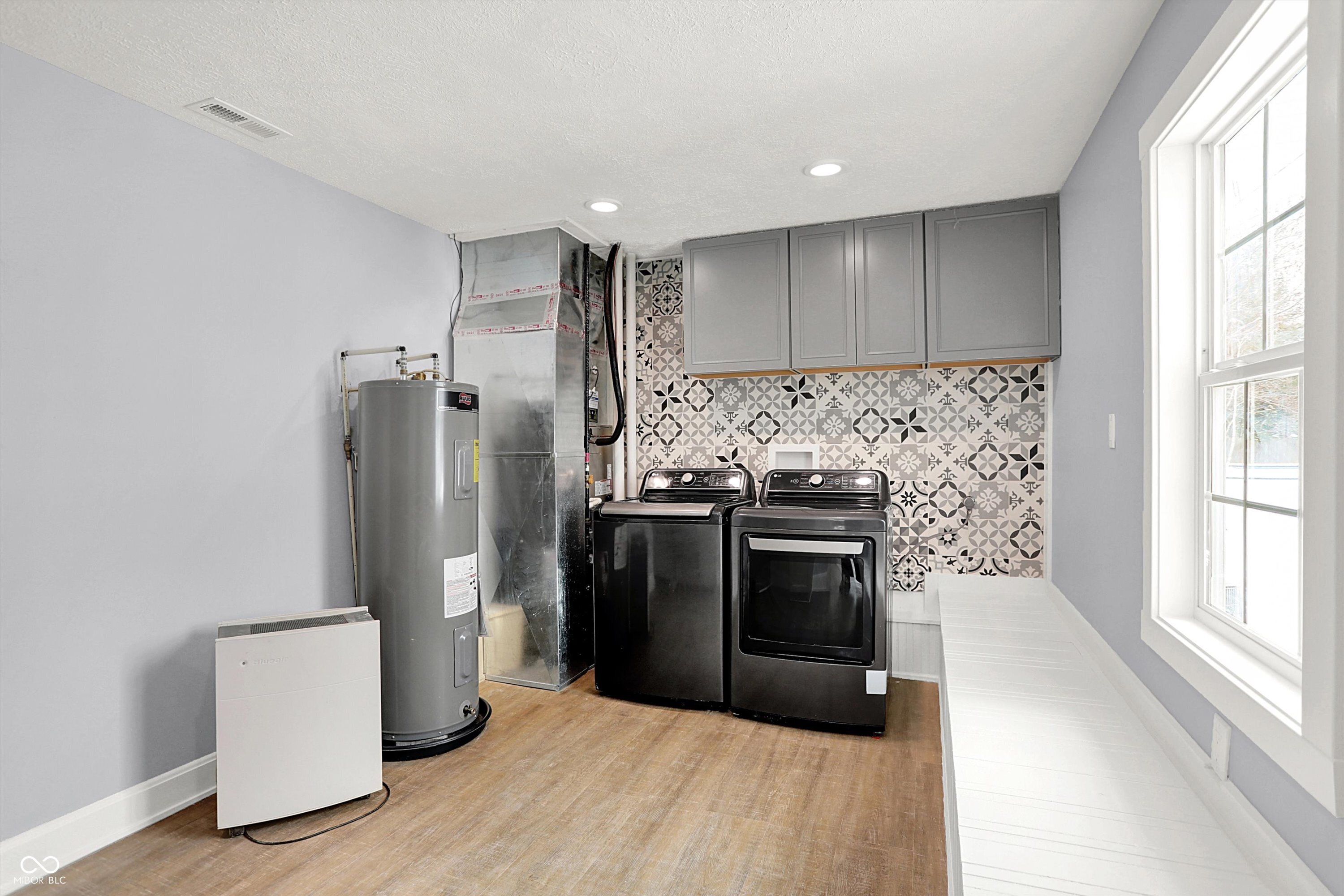 Zionsville, Indiana, 46077, United States, 3 Bedrooms Bedrooms, ,2 BathroomsBathrooms,Residential,For Sale,2001514