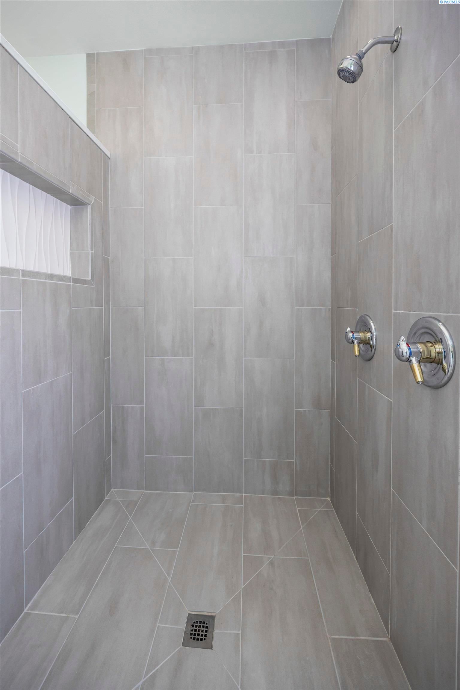 Richland, Washington, 99354, United States, 4 Bedrooms Bedrooms, ,3 BathroomsBathrooms,Residential,For Sale,1998079