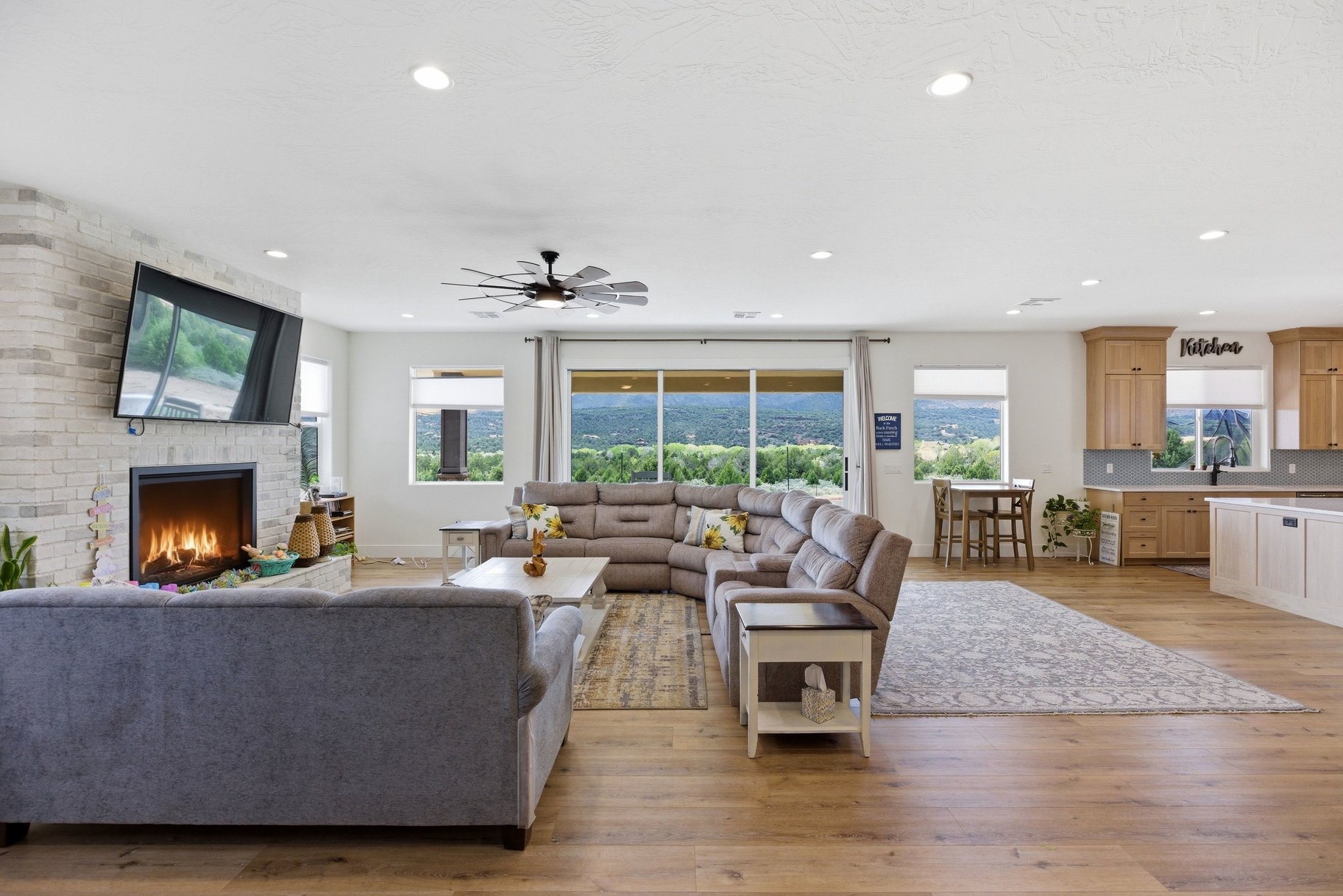  5 Acres • Two Homes In One • Horse Property With Flexible Living Options - 物件實景