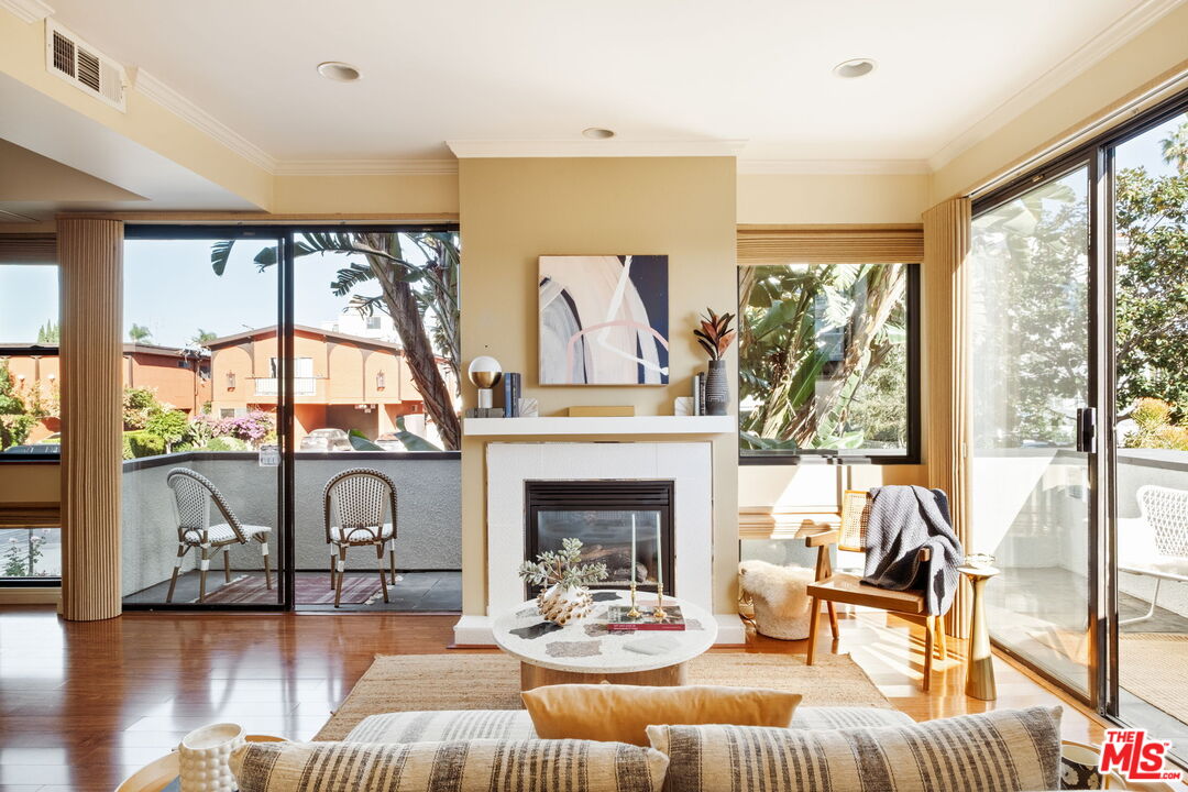 Los Angeles, California, 90034, United States, 2 Bedrooms Bedrooms, ,3 BathroomsBathrooms,Residential,For Sale,1991058