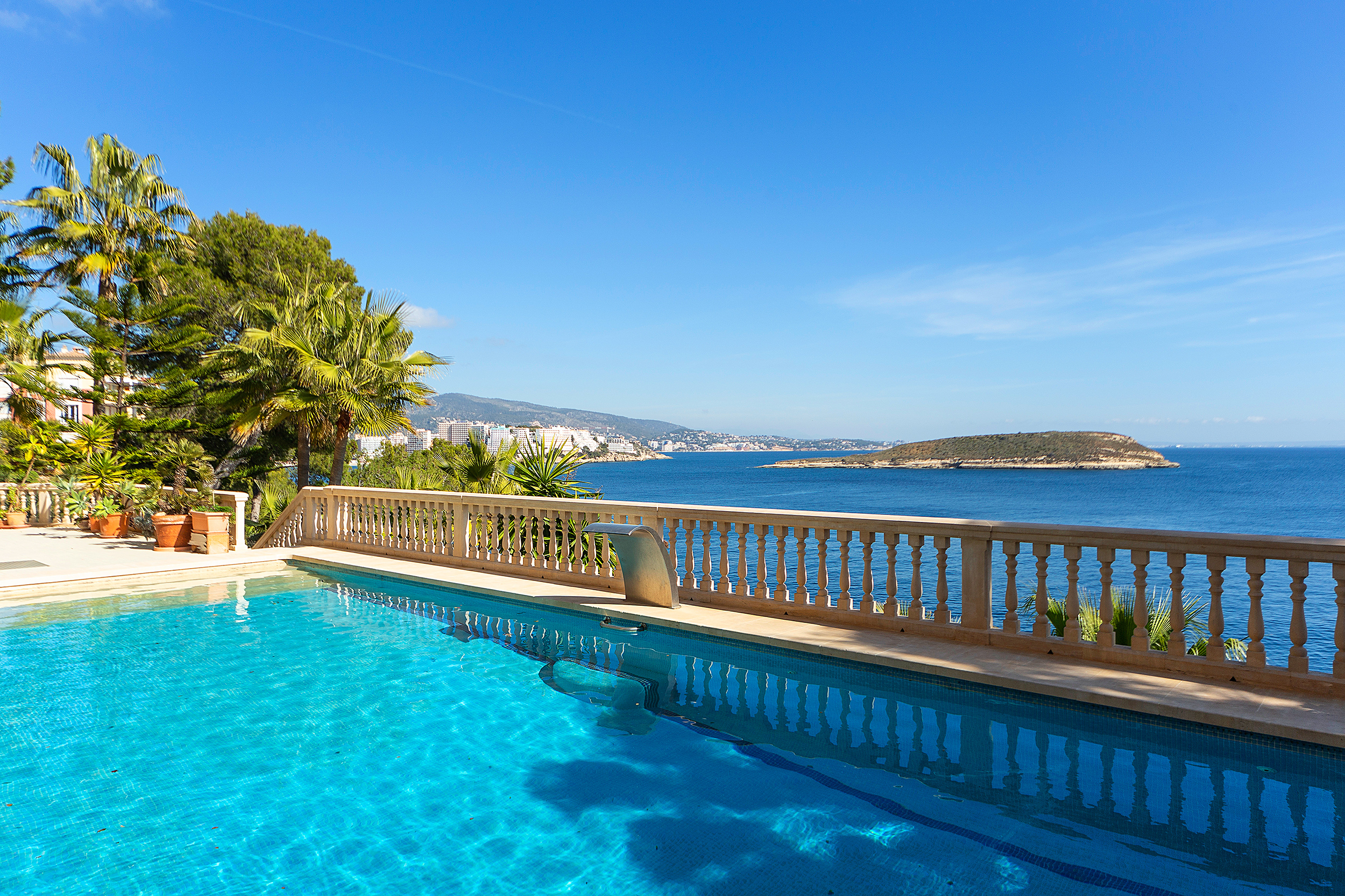Seafront villa with sea access  in Cala Vinyes