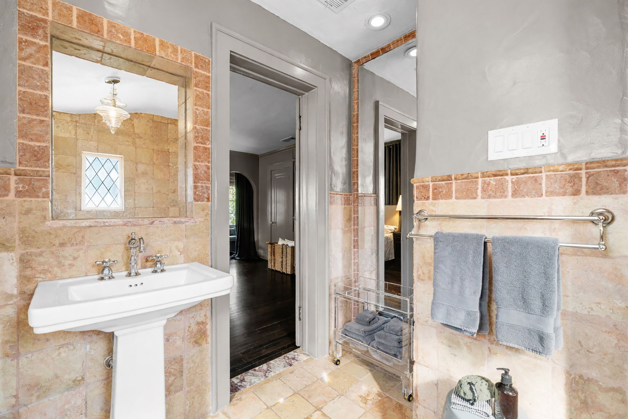  Timeless Ardmore Park Home Blends Classic Charm with Custom Renovations - 物件實景