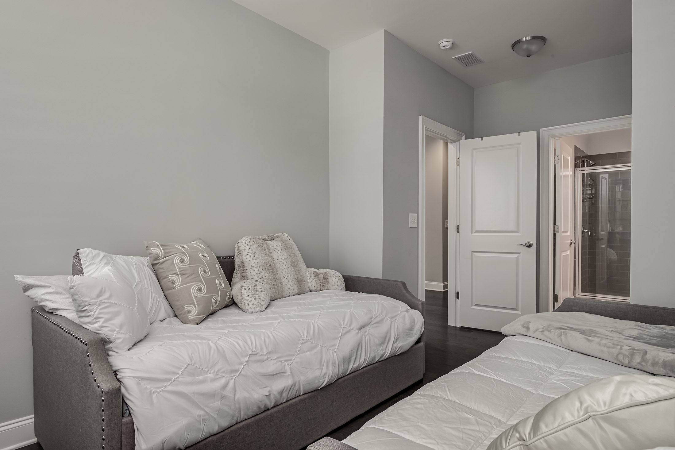 Sophisticated, Impeccably Maintained and Thoughtfully Upgraded Townhome - 物件實景