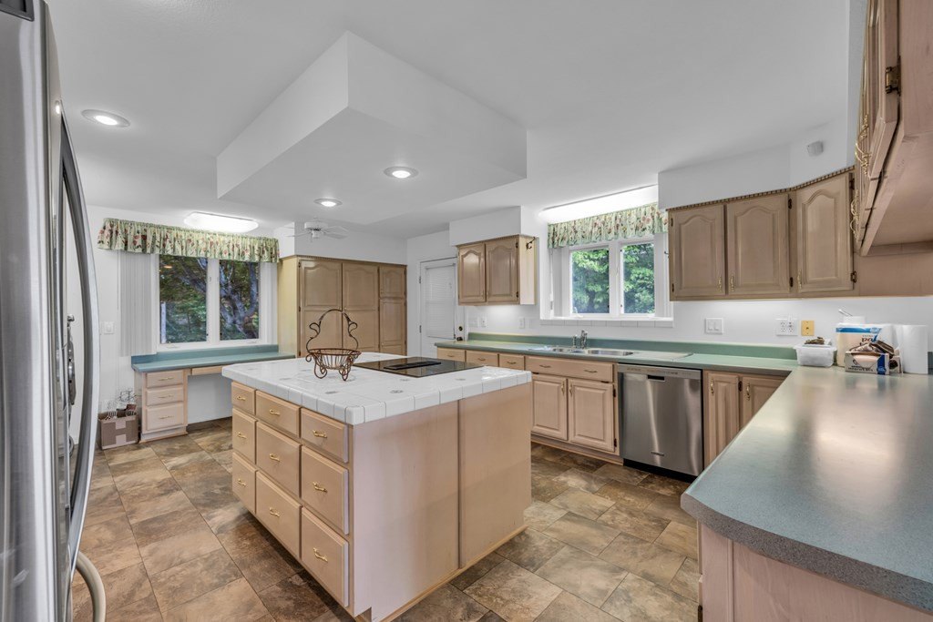 Hayesville, North Carolina, 28904, United States, 3 Bedrooms Bedrooms, ,4 BathroomsBathrooms,Residential,For Sale,1934980