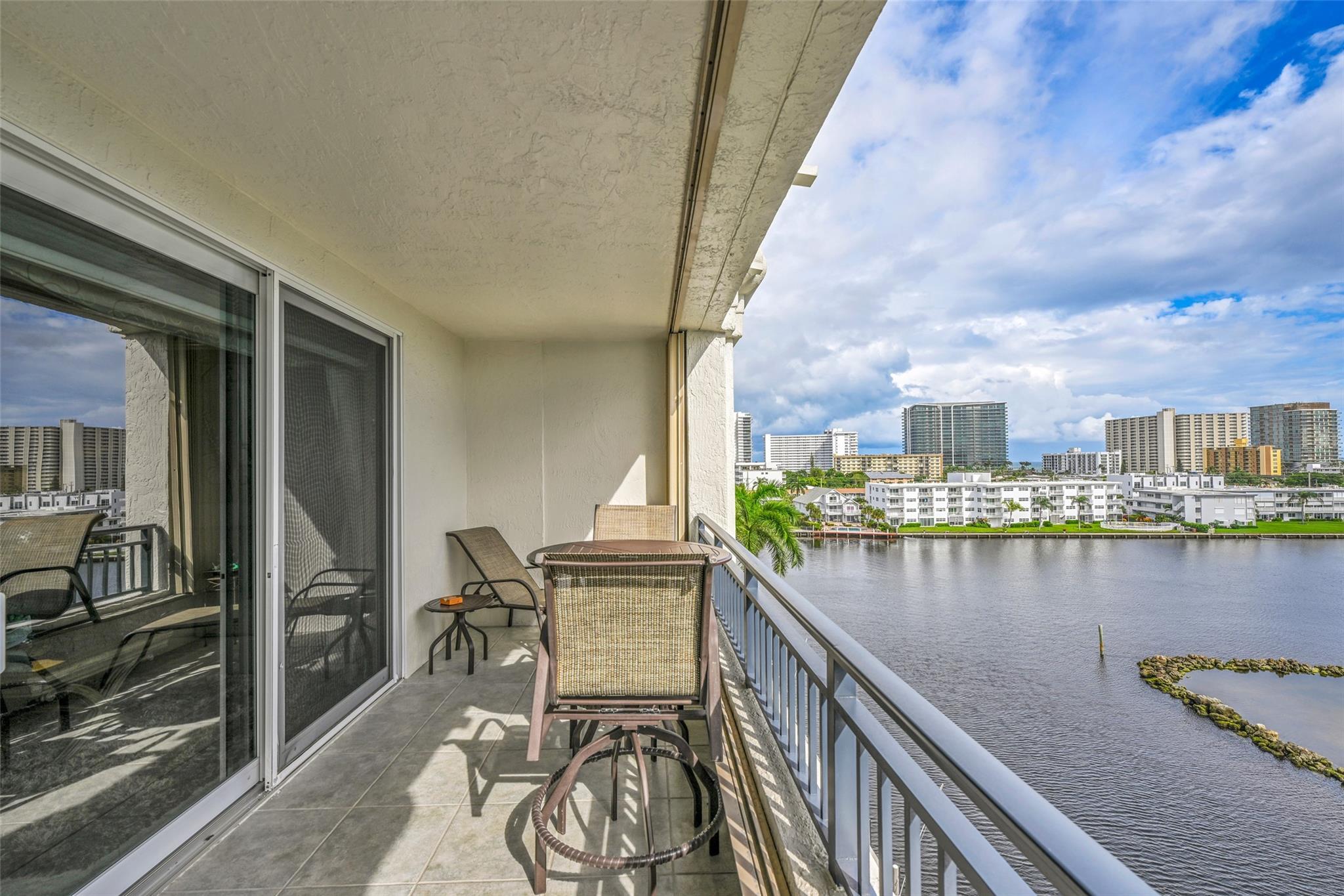 Pompano Beach, Florida, 33062, United States, 2 Bedrooms Bedrooms, ,3 BathroomsBathrooms,Residential,For Sale,1976092
