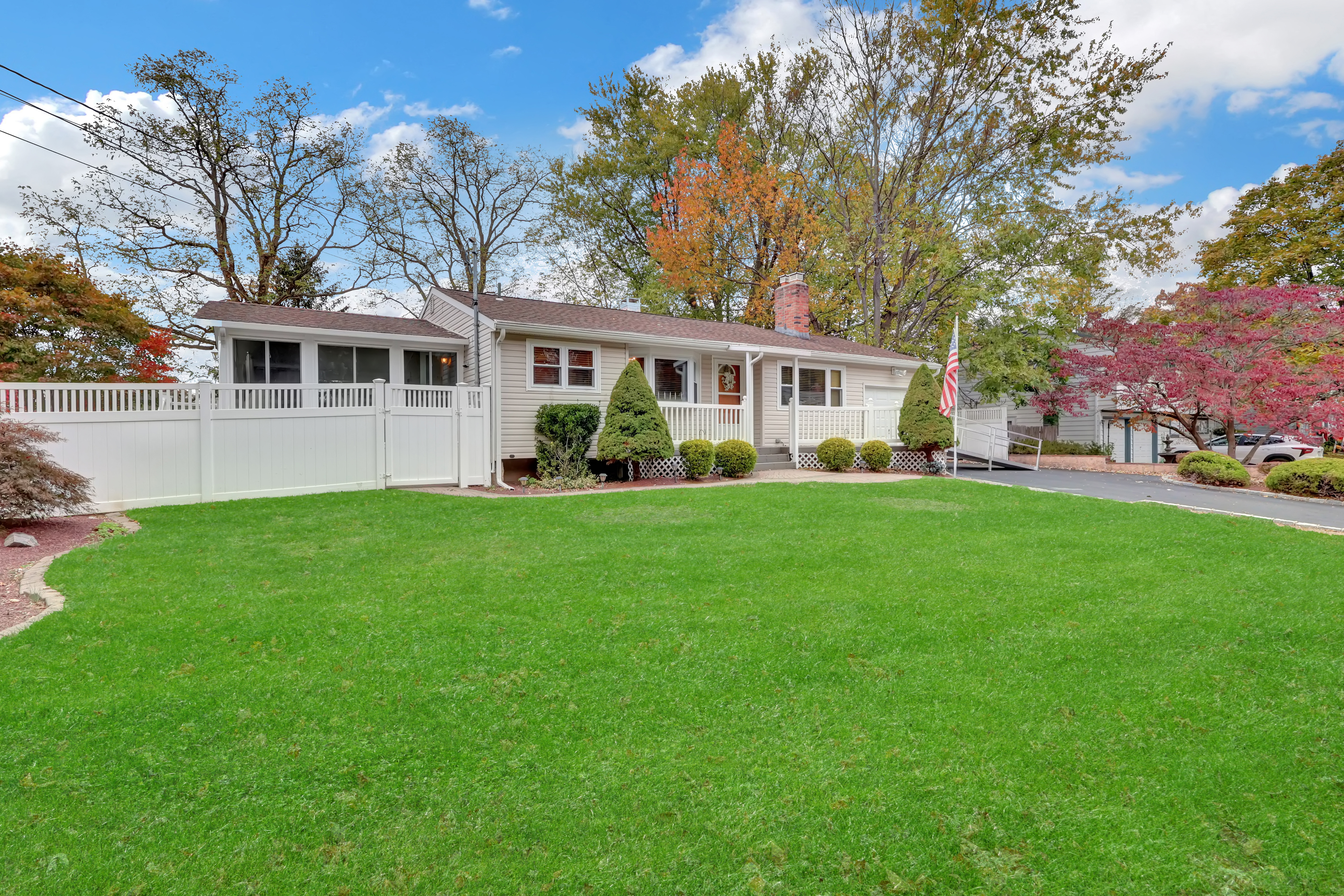 Selden, New York, 11784, United States, 2 Bedrooms Bedrooms, ,1 BathroomBathrooms,Residential,For Sale,1976692