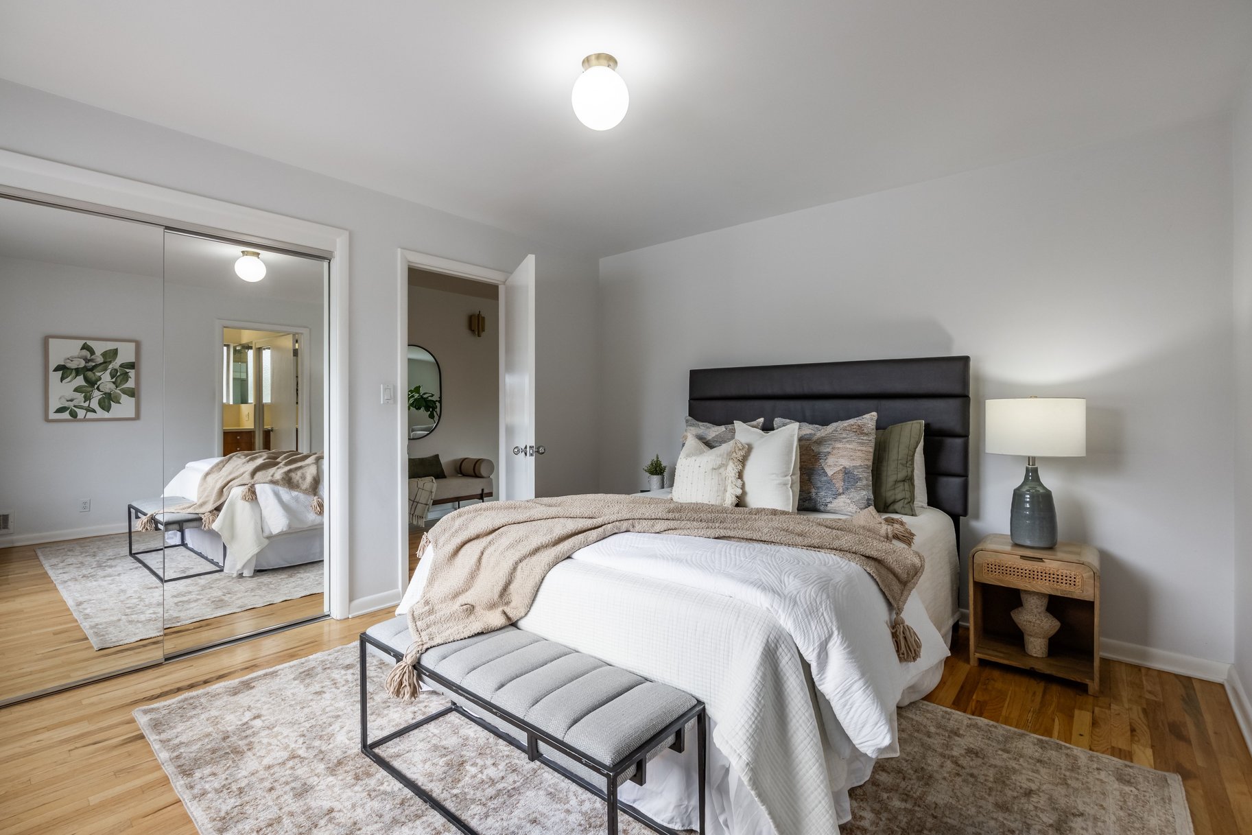  Elegant Contemporary Rambler in Sought After Neighborhood - 物件實景