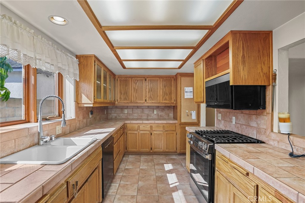 Santa Maria, California, 93454, United States, 5 Bedrooms Bedrooms, ,3 BathroomsBathrooms,Residential,For Sale,2032252
